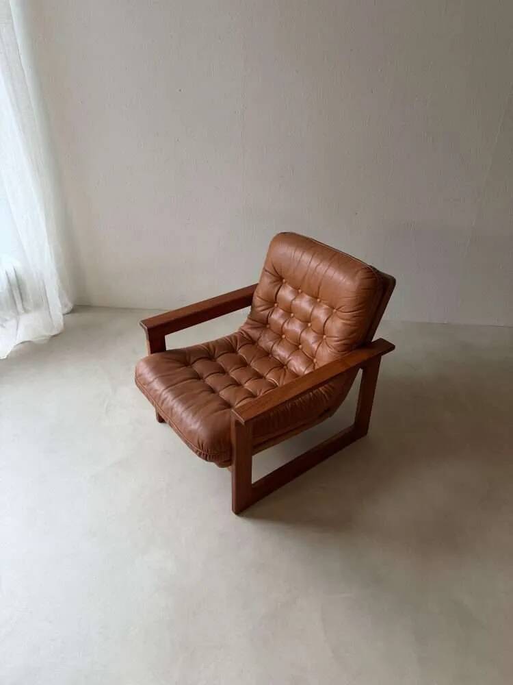 Vintage lounge chair in teak and leather from the 1960s.