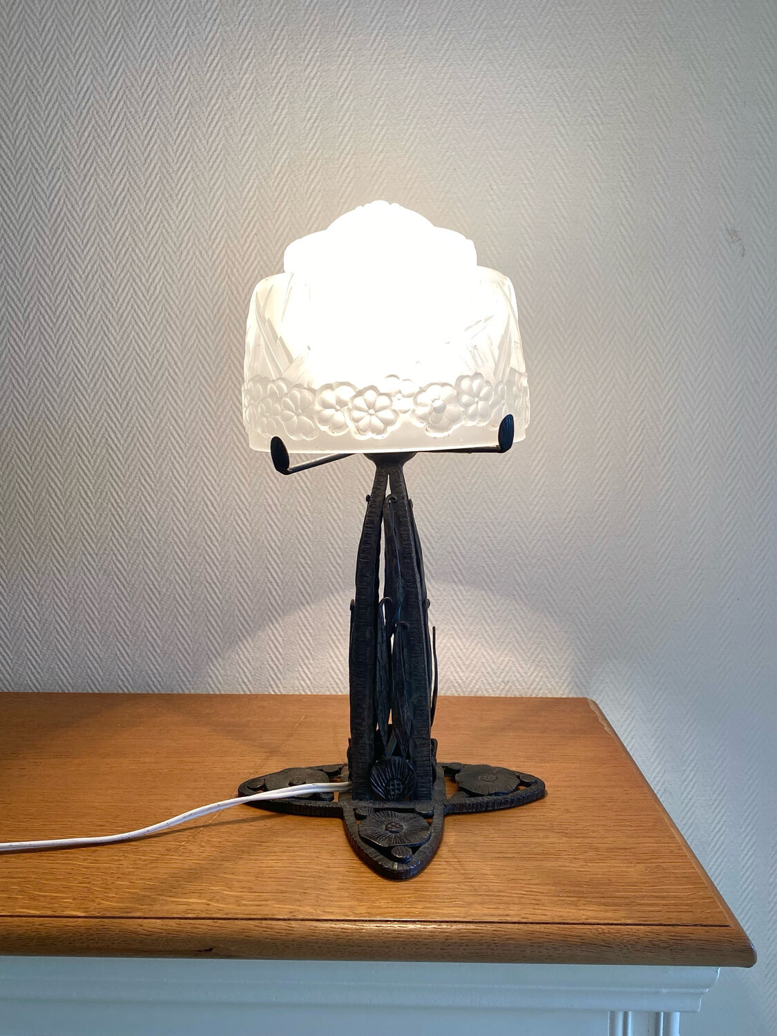 Art Deco lamp signed by Müller Frères in wrought iron and moulded glass.