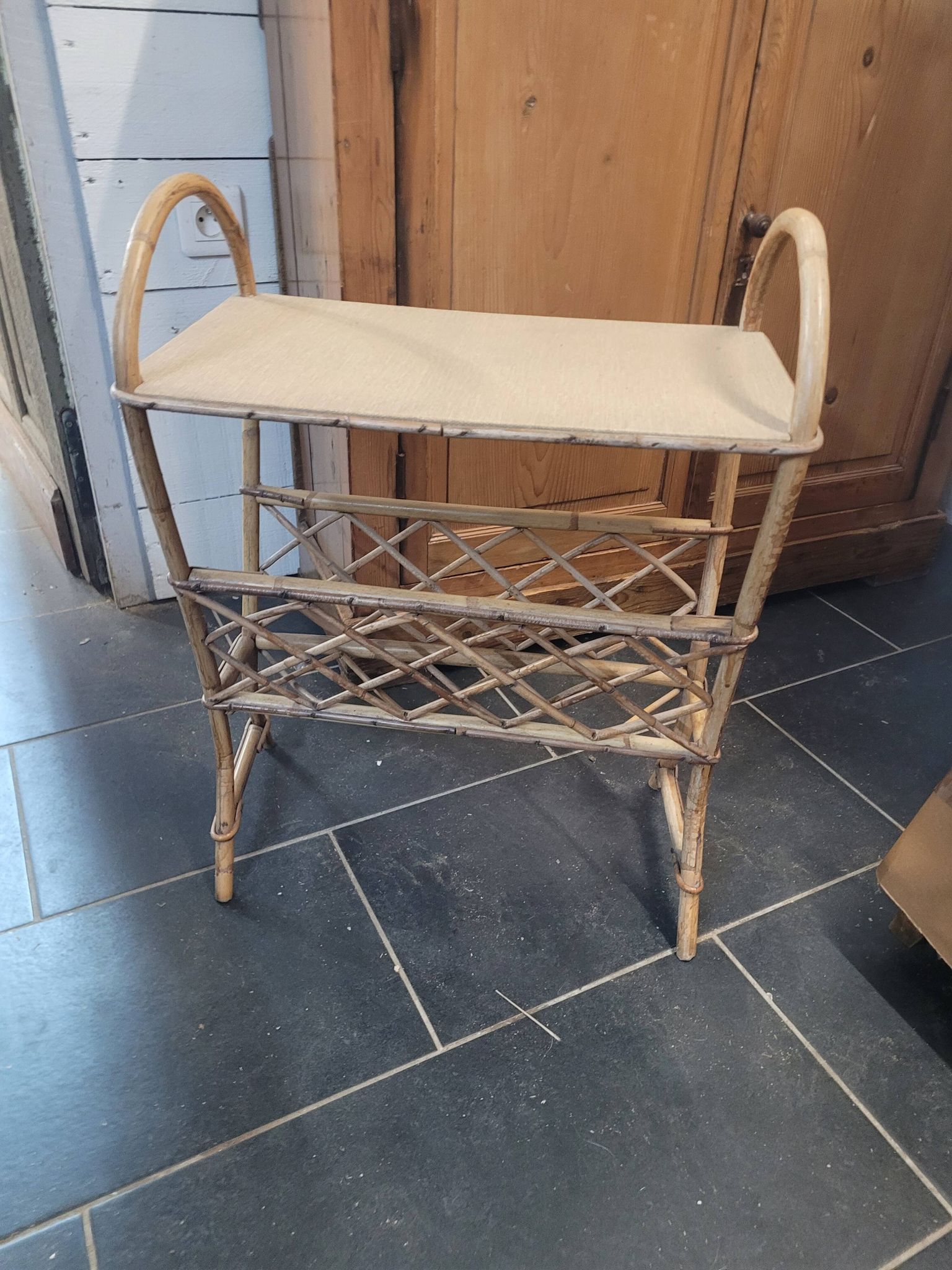 Porte revue en rotin vintage