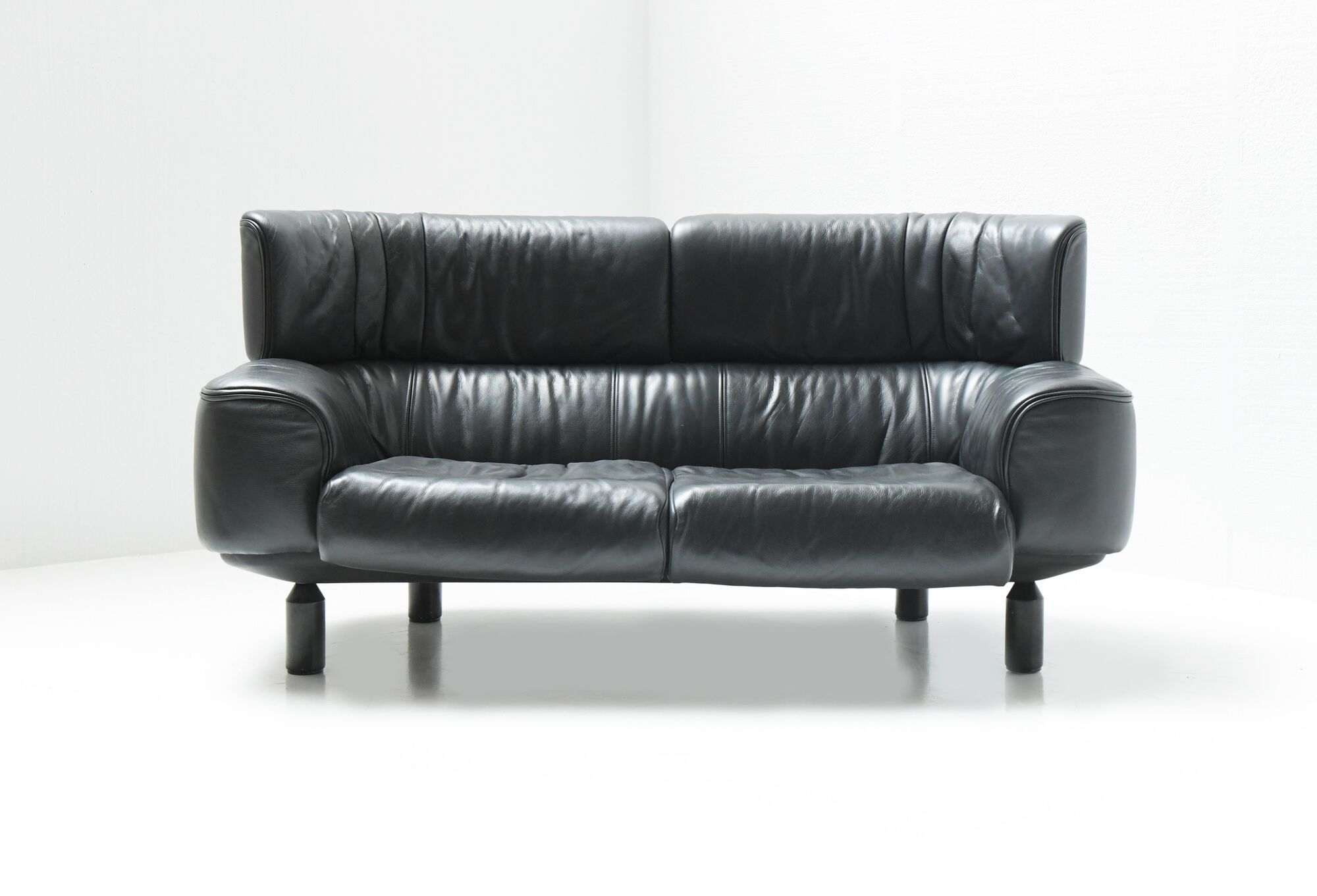 Bull sofa in grey leather by Gianfranco Frattini for Cassina 1987