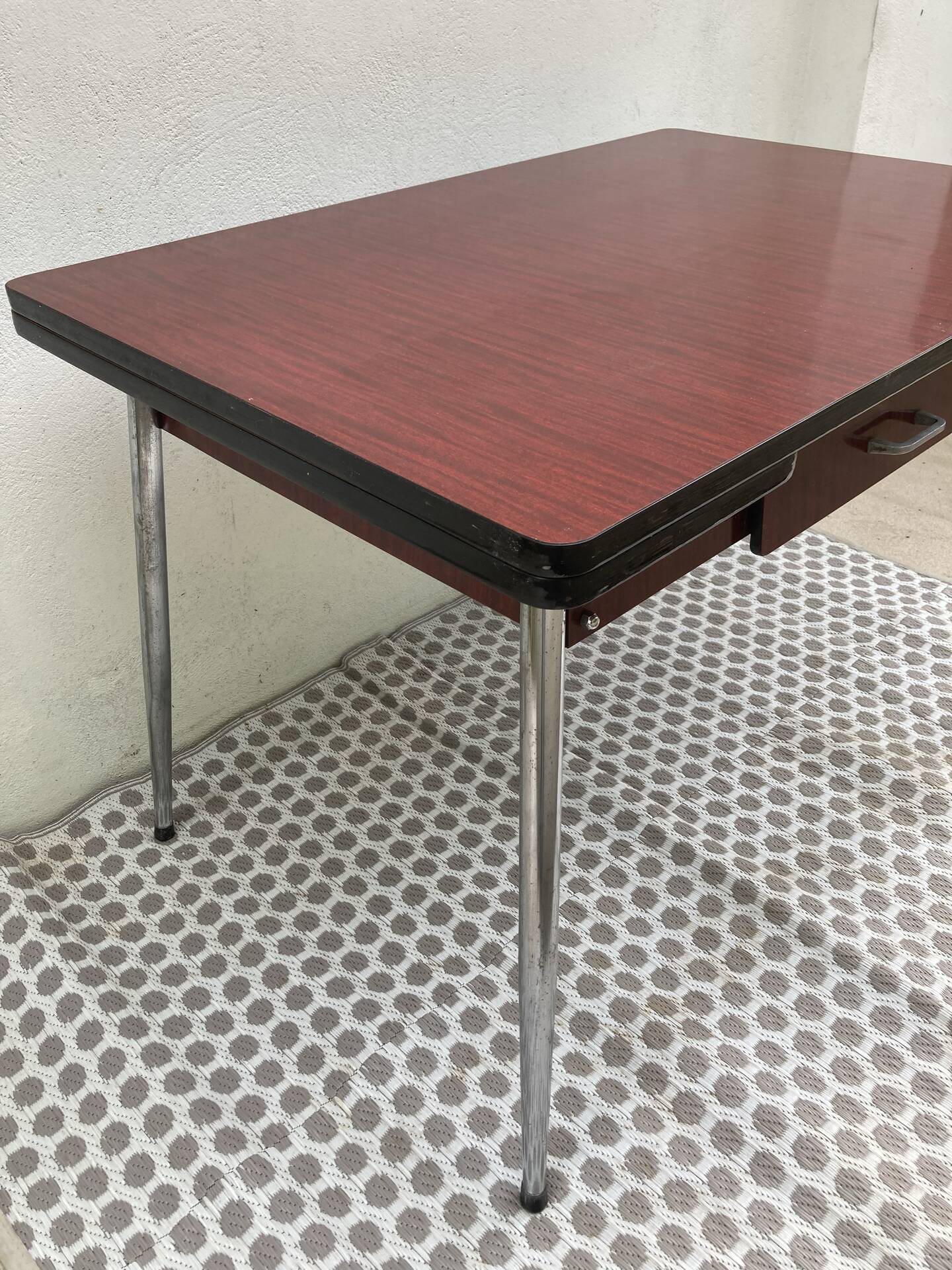 Table Formica jpp couleur lie de vin