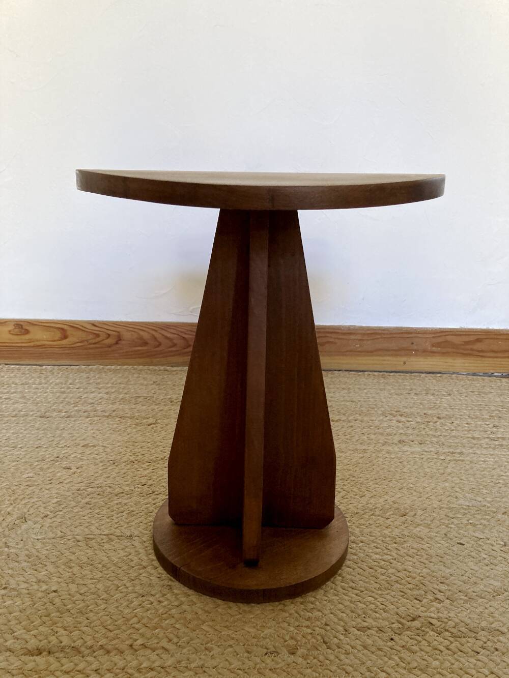Tabouret en bois avec assise convexe