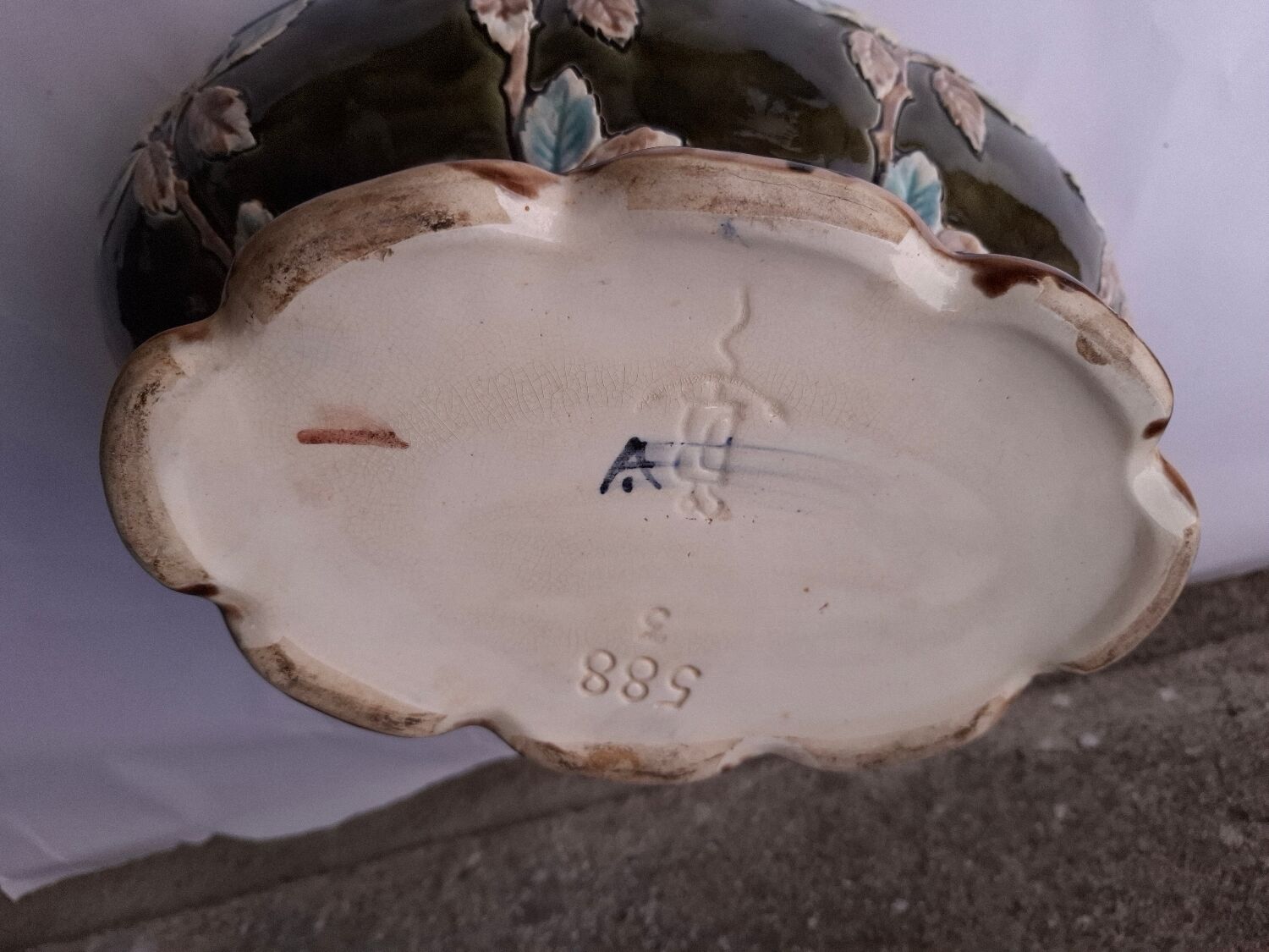 Jardinière, centerpiece in slip