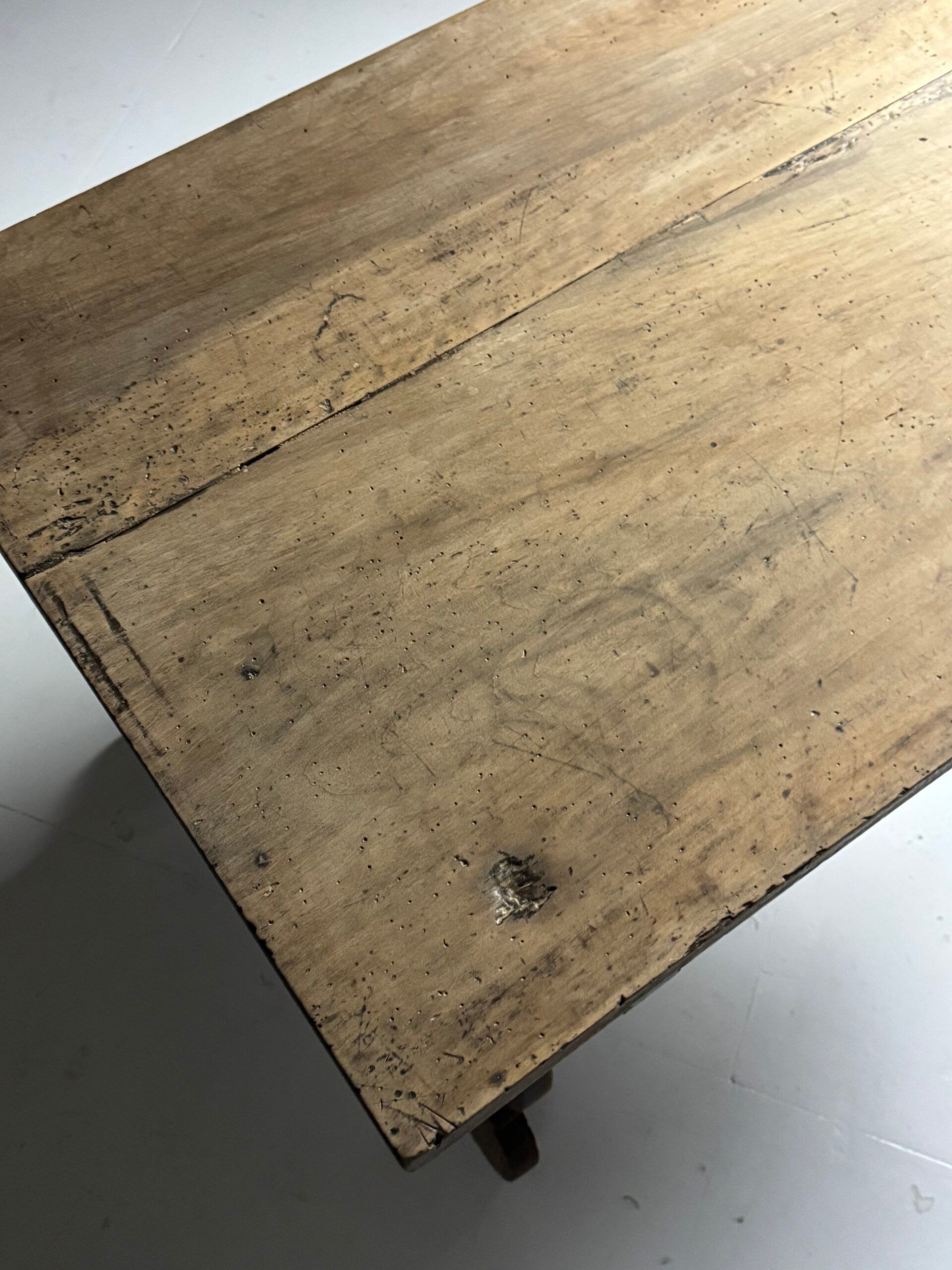 Table espagnole du 19ème siècle