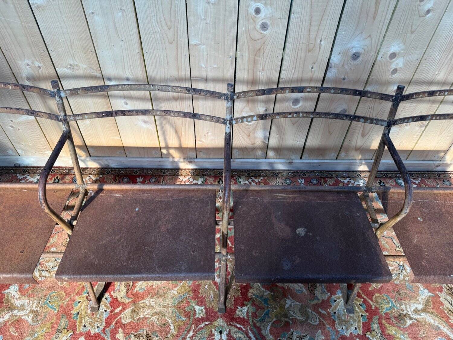 Theatre bench for 4 – Industrial style – Iron and sheet metal – Early 20th century