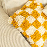 Coussin berbère à damiers orange et blanc