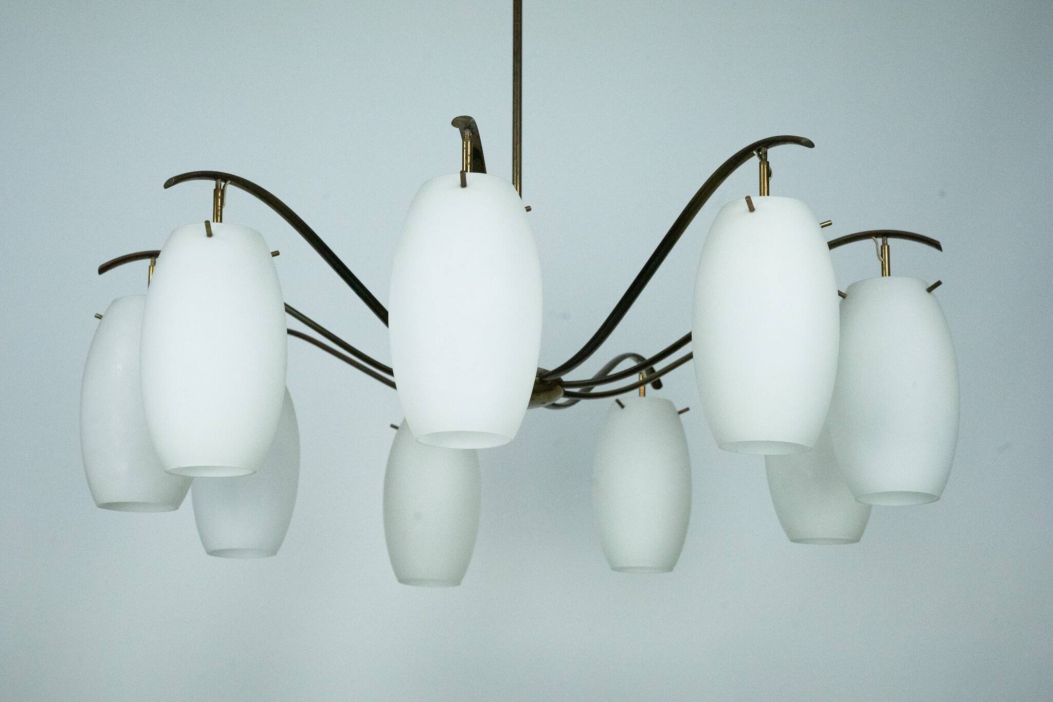 Rare lustre Arredoluce Monza à 9 lumières en laiton et verre opalin, Italie, 19