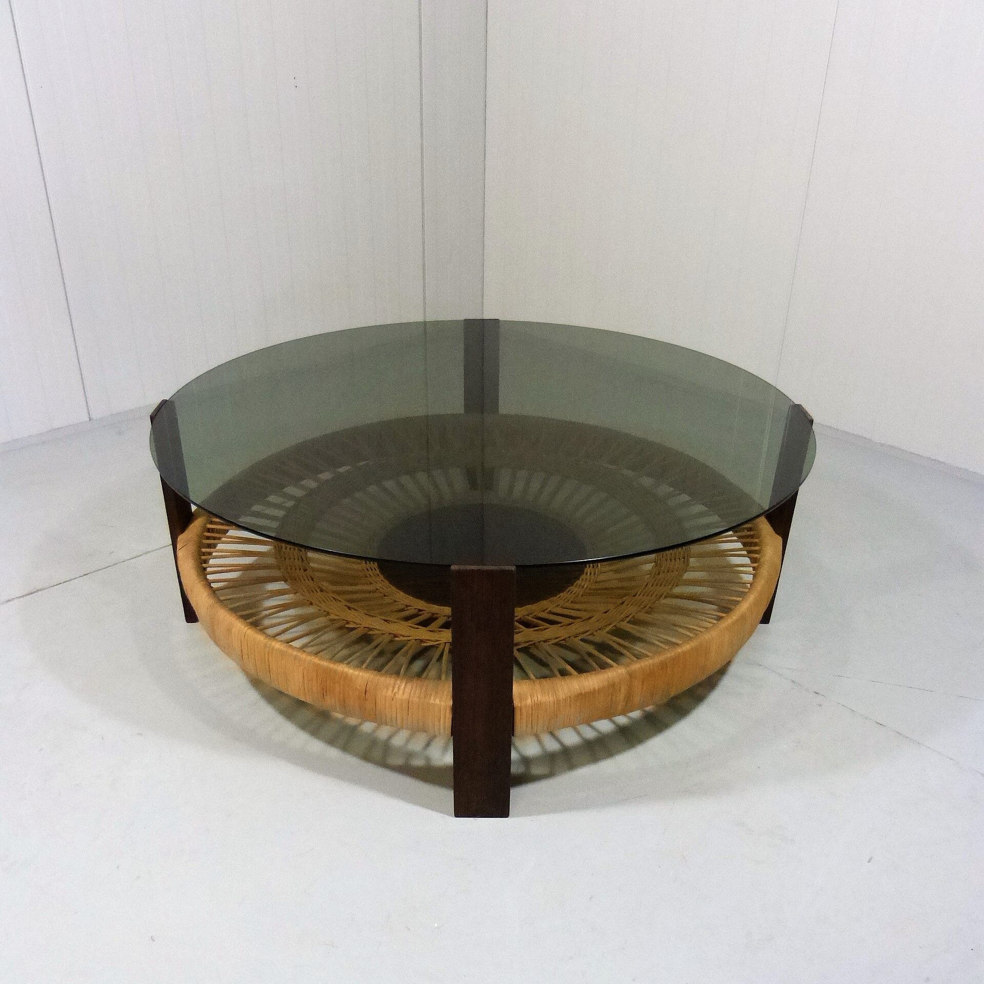 Table basse ronde avec verre fumé et rotin, années 1960