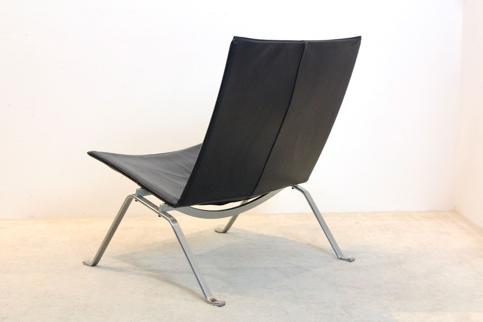 PK22 chair in black leather Poul Kjærholm for Fritz Hansen
