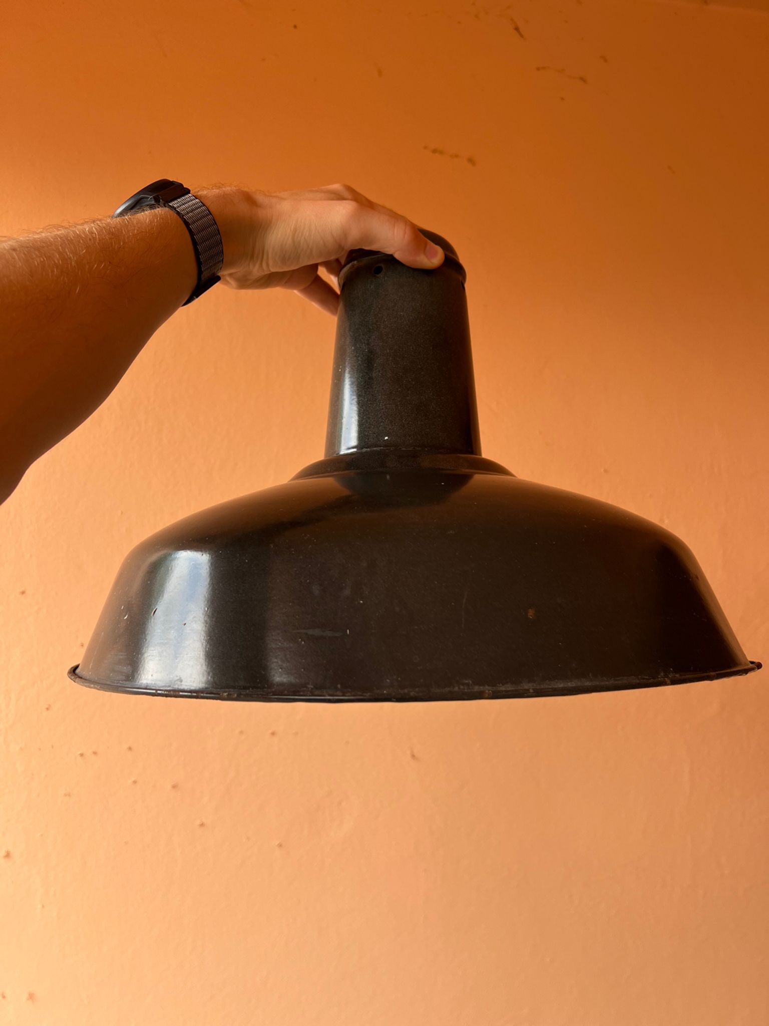Industrial lampshade in enamelled sheet metal