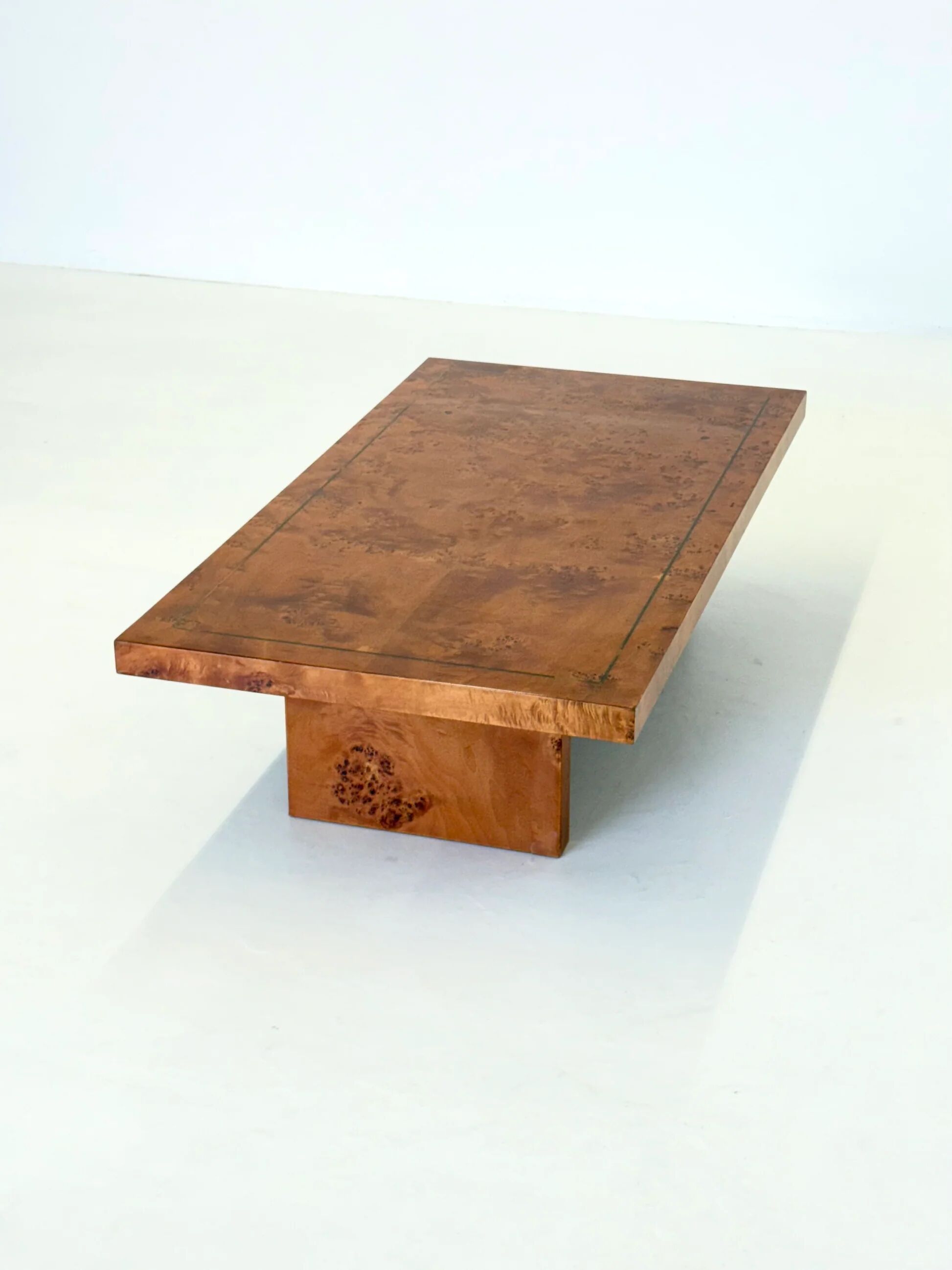 Table basse vintage par Smania en bois de noyer.
