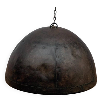 Metal suspension with its original rust color