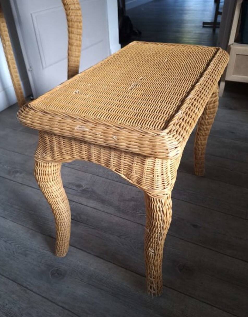 Hairdresser's chair with a rattan stool