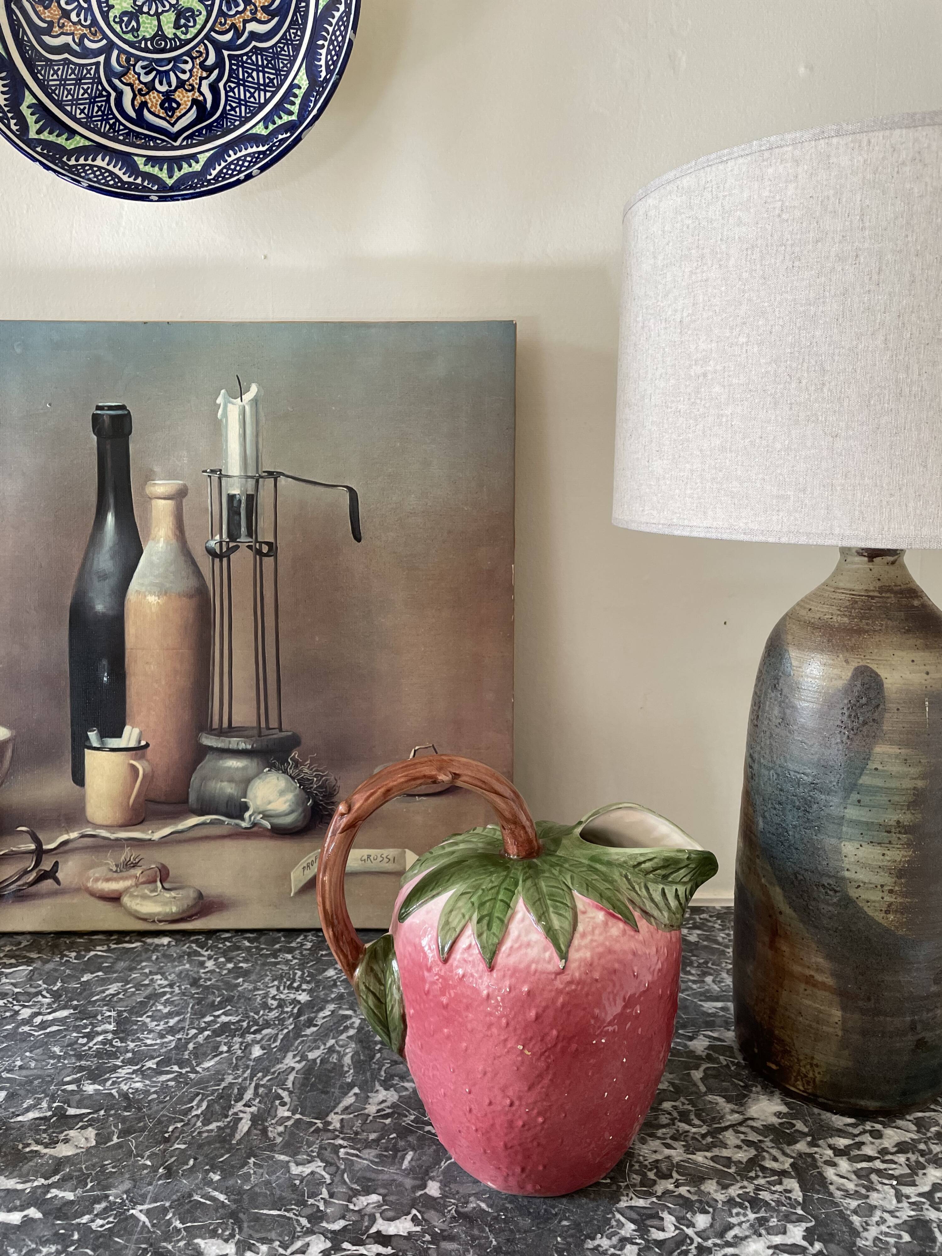 Strawberry-shaped slurry pitcher