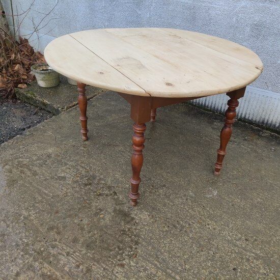 Folding round table