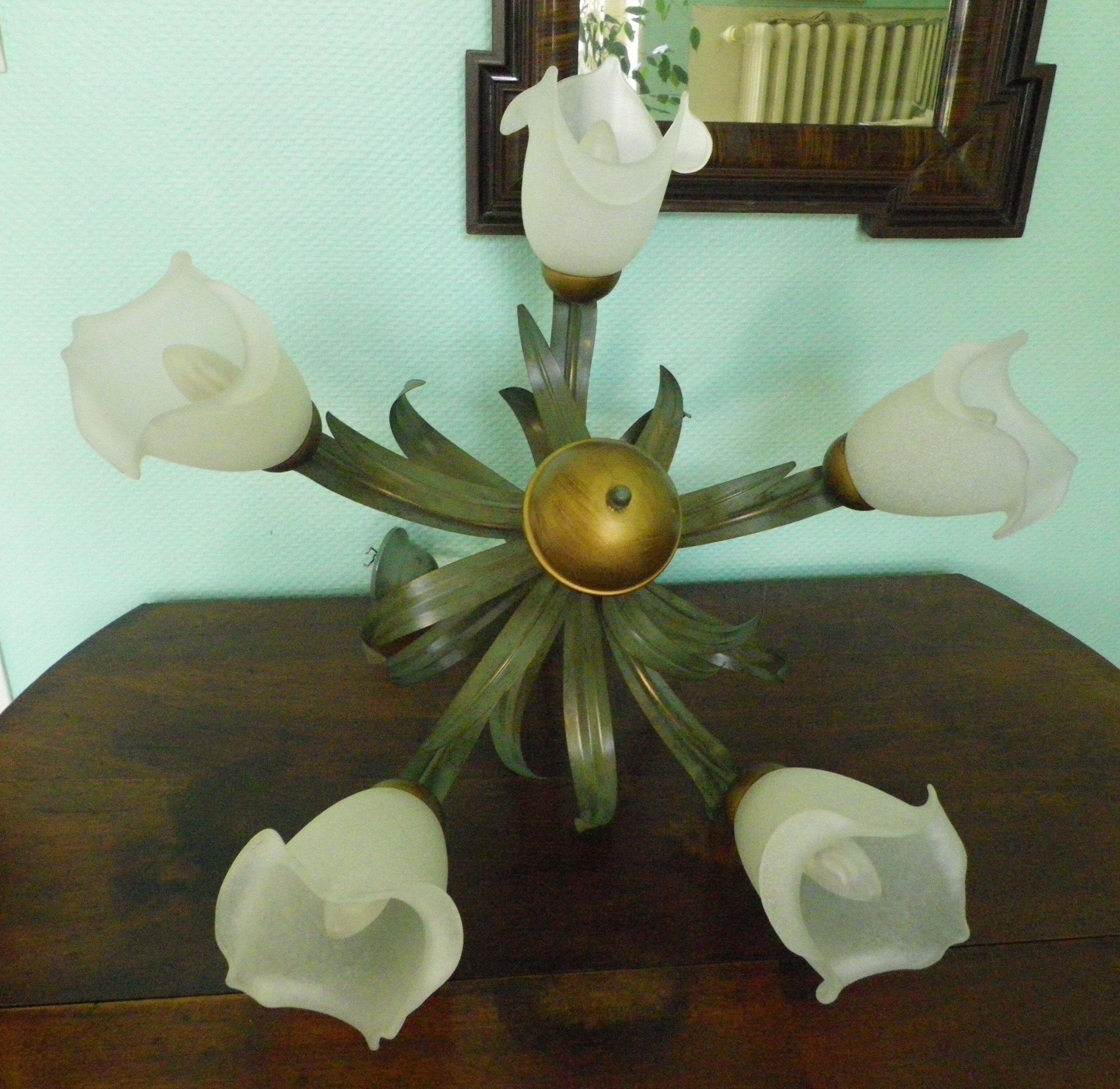 Chandelier of 5 corollas in white granite glass, central decoration with foliage 70s /80s