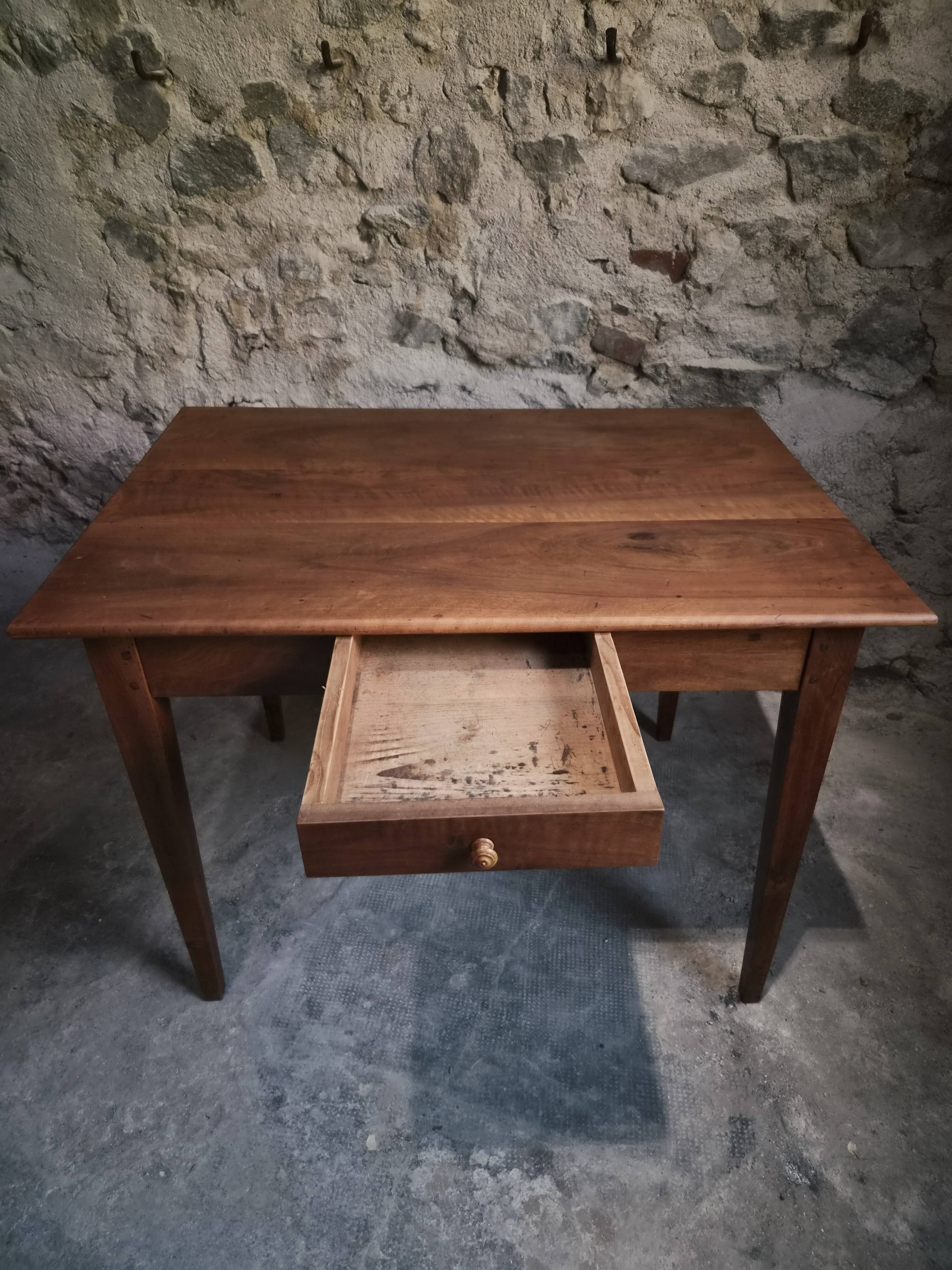 Table française ancienne en noyer avec tiroir, vers 1900–1920