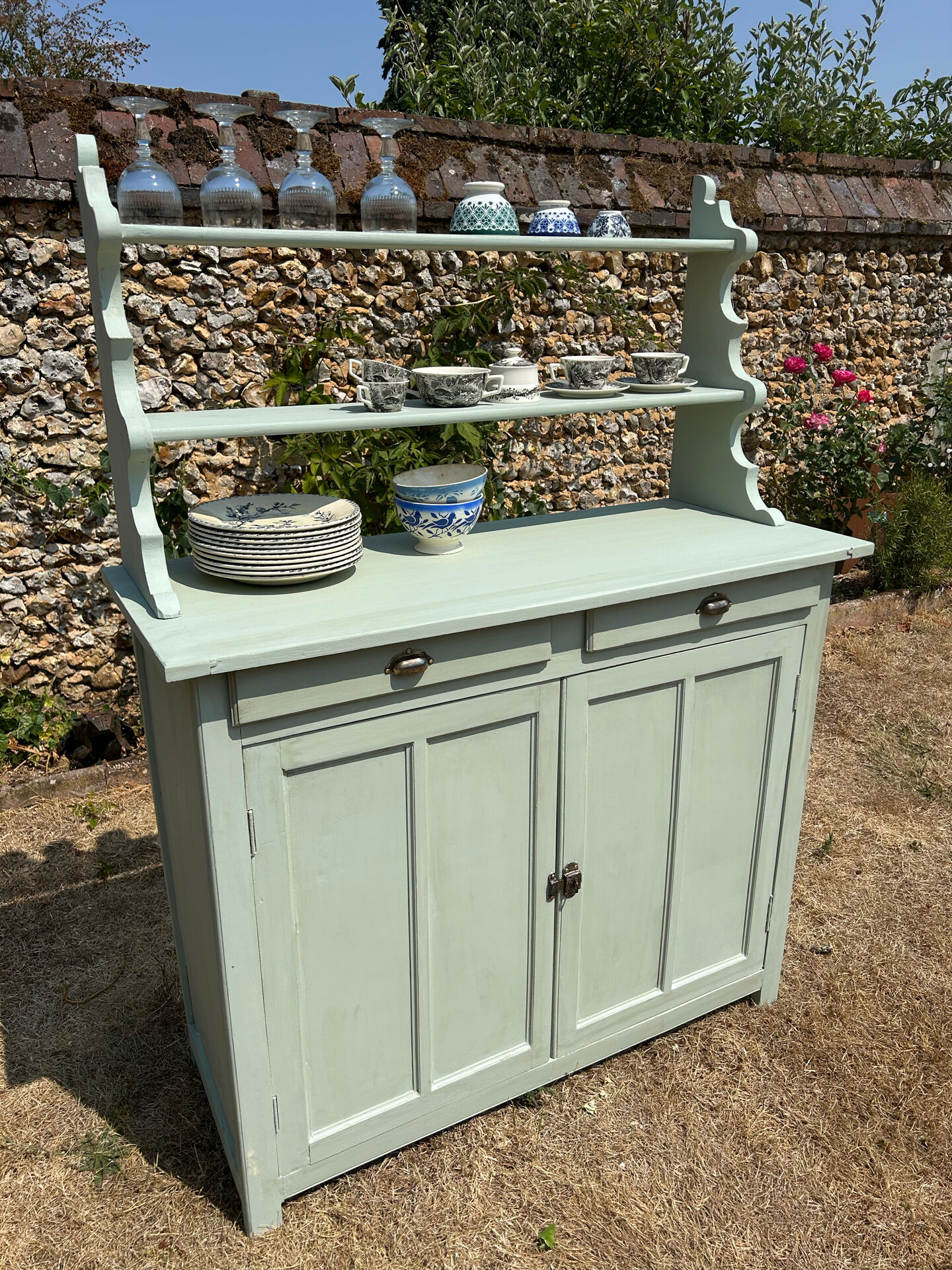 Buffet parisien vintage et son verrier vert d’eau