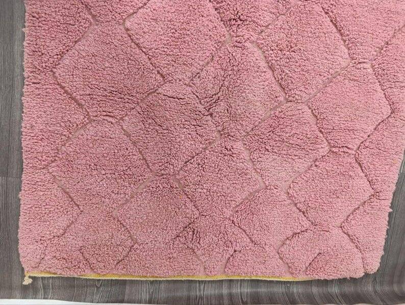 Handwoven natural wool rug, traditional pink, size 1.5/2.5 m.