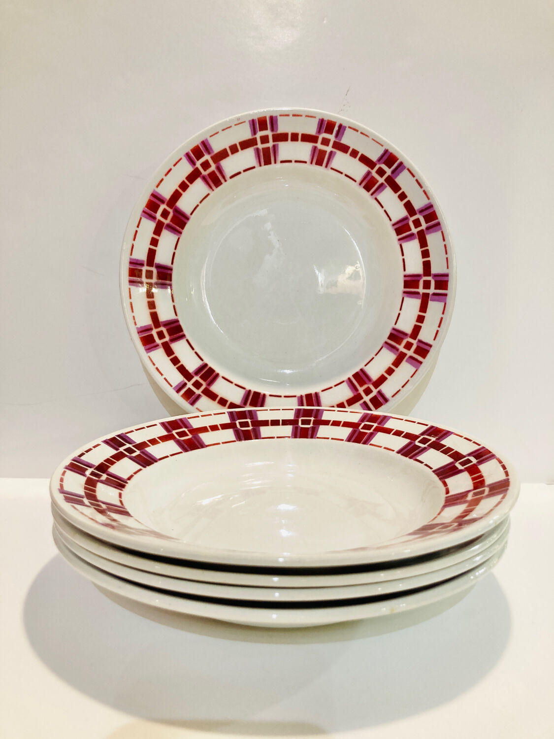 5 hollow plates in burgundy and red earthenware Stuart mill ds loups