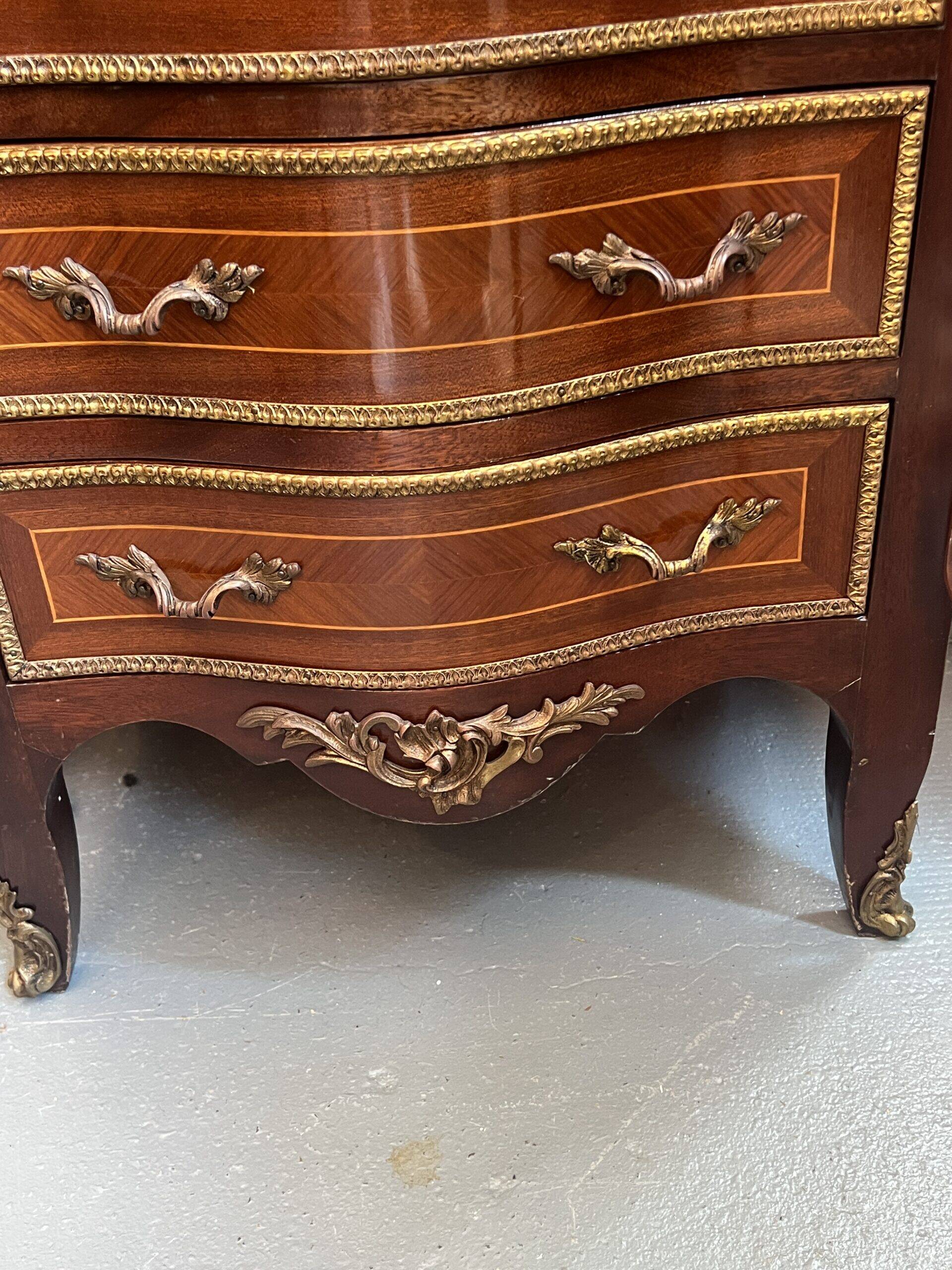 Weekly chest in wood veneer, curved and eventful shape, 20th century period
