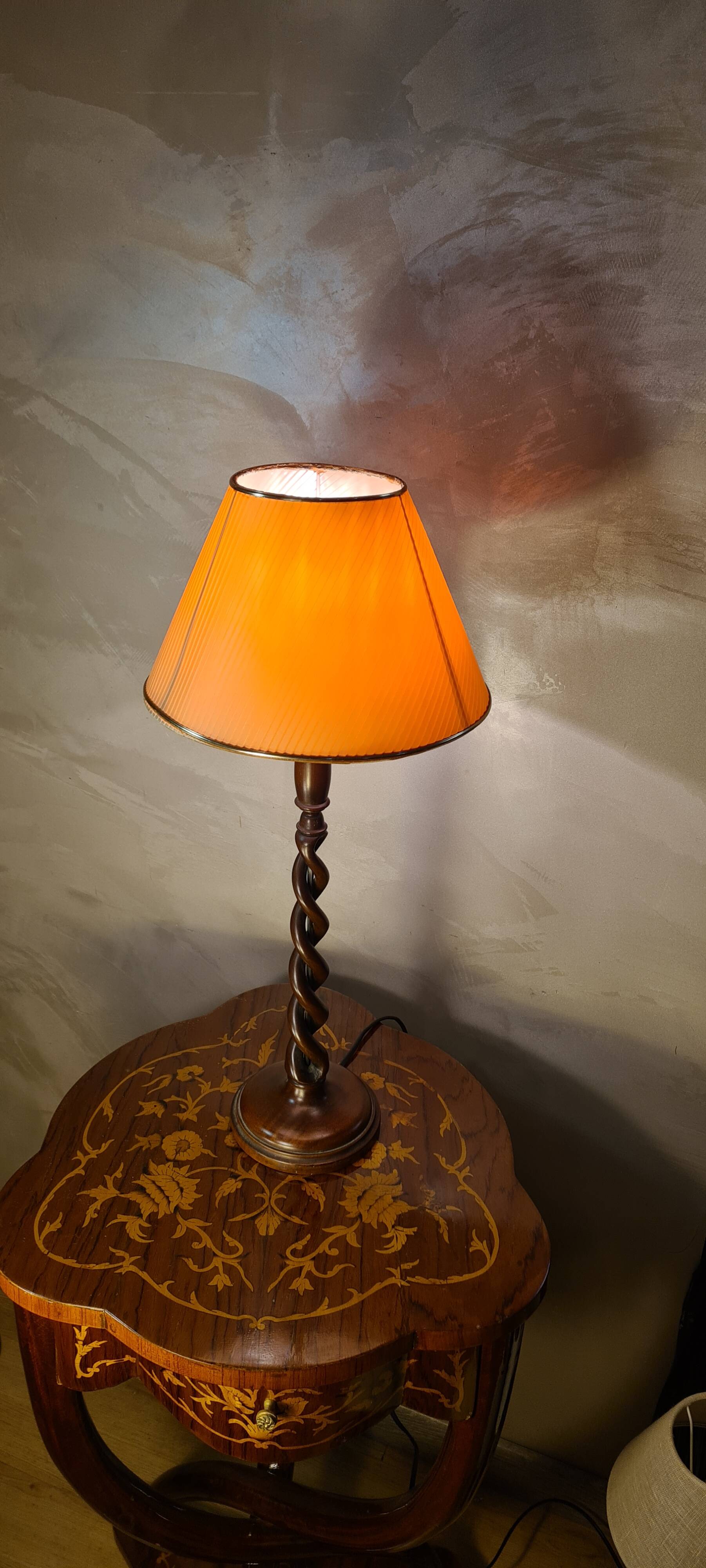 Twisted wood lamp