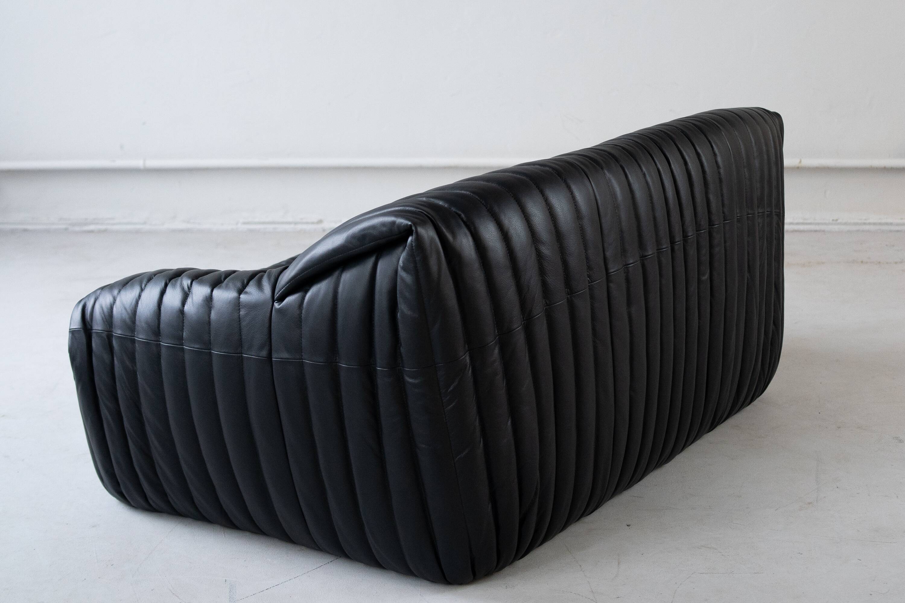 Cinna Ligne Roset Black leather 2-seater sofa attributed to Annie Hieronimus, 1970s