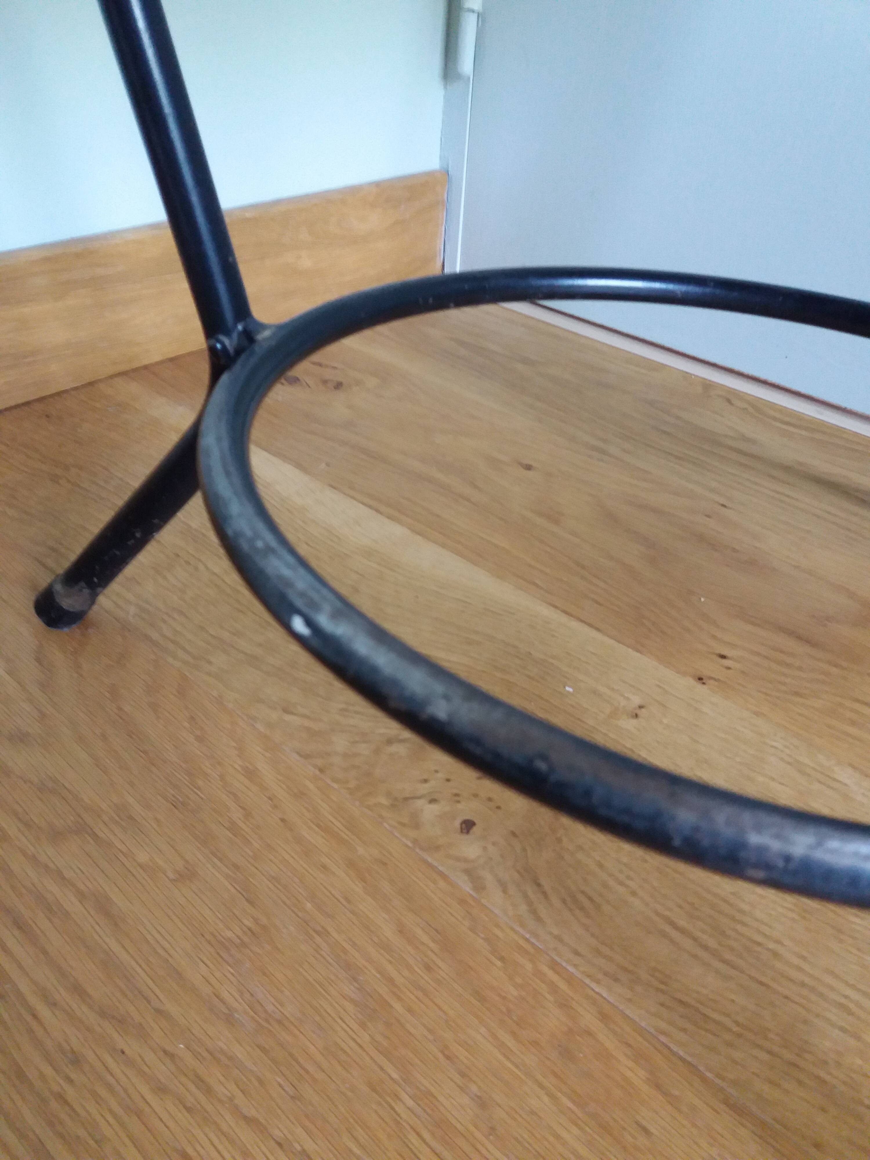 Table basse ronde en rotin et métal revisitée