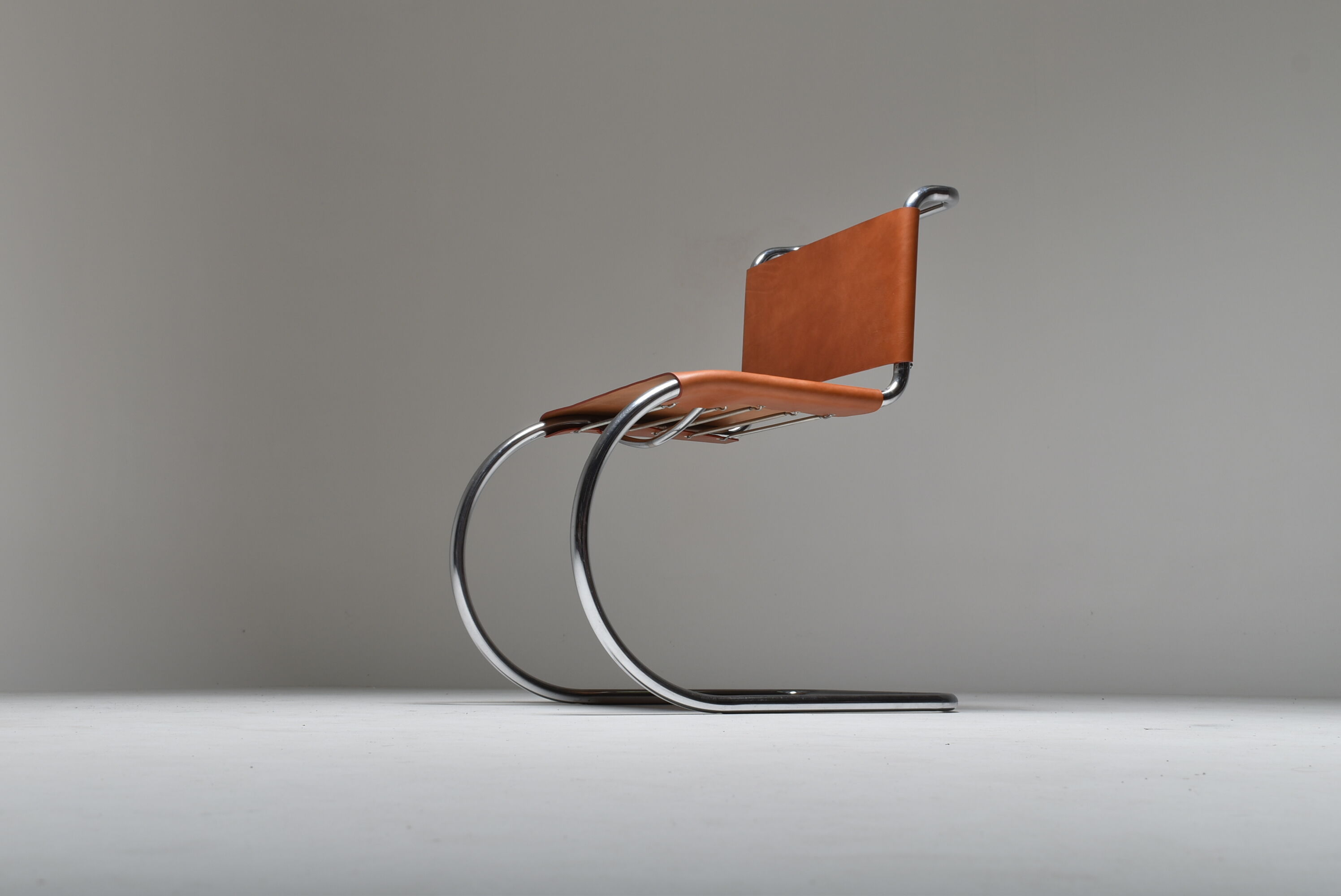 Mr10 chair series by ludwig mies van der rohe, italie 1980