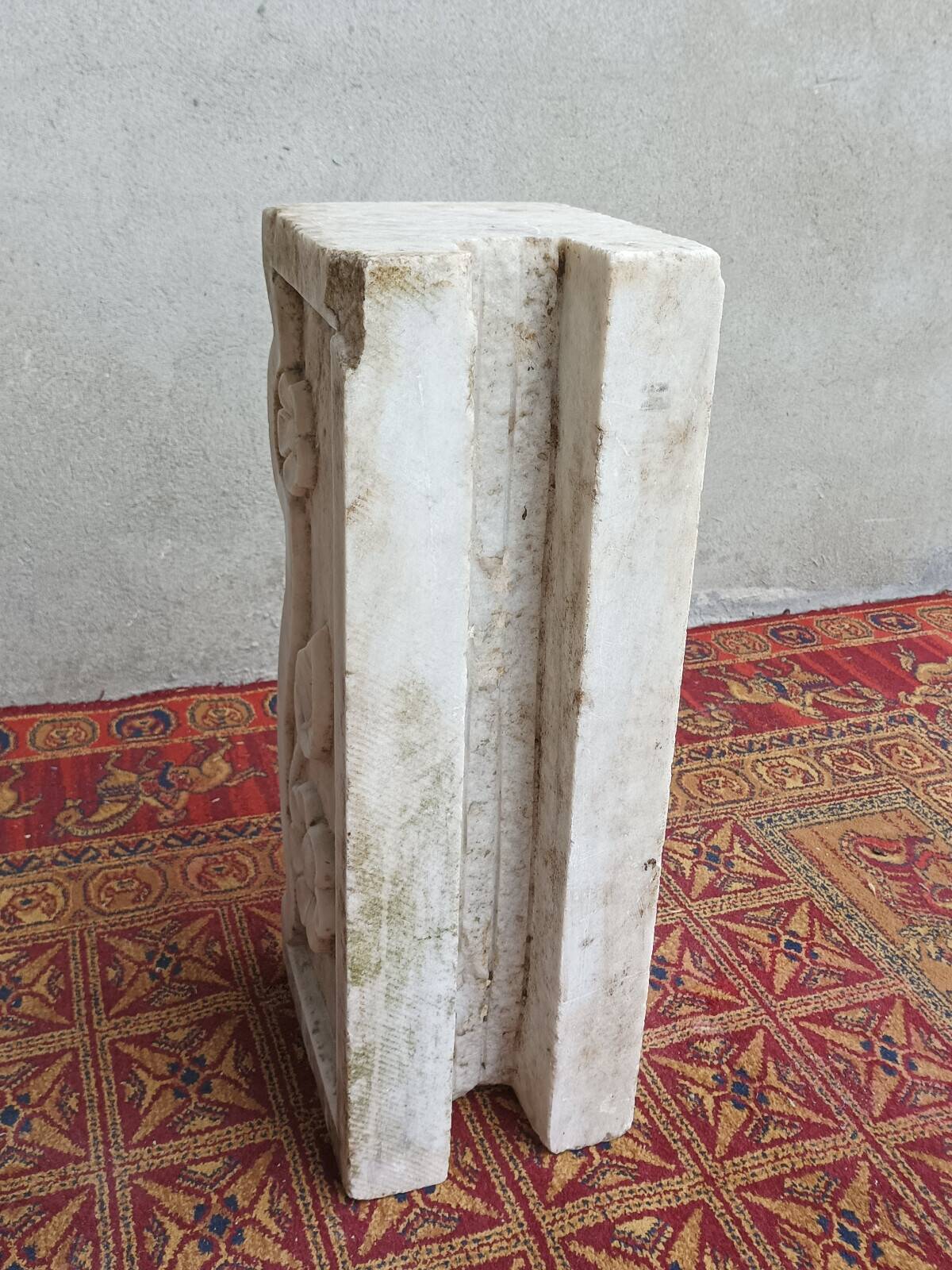 Column pedestal in sculpted Carrara marble