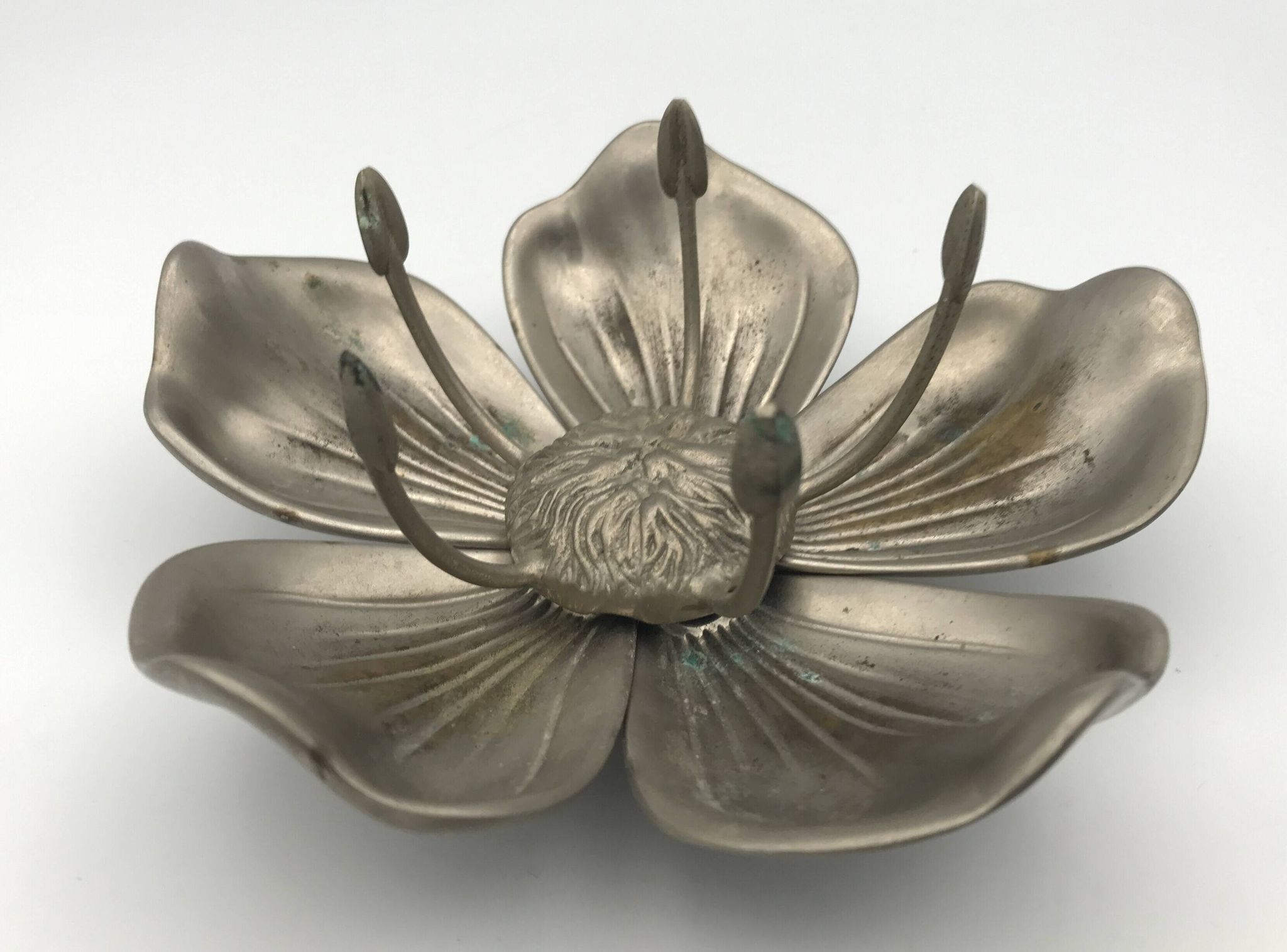 Vintage lotus flower ashtray with 5 removable petals in silver metal