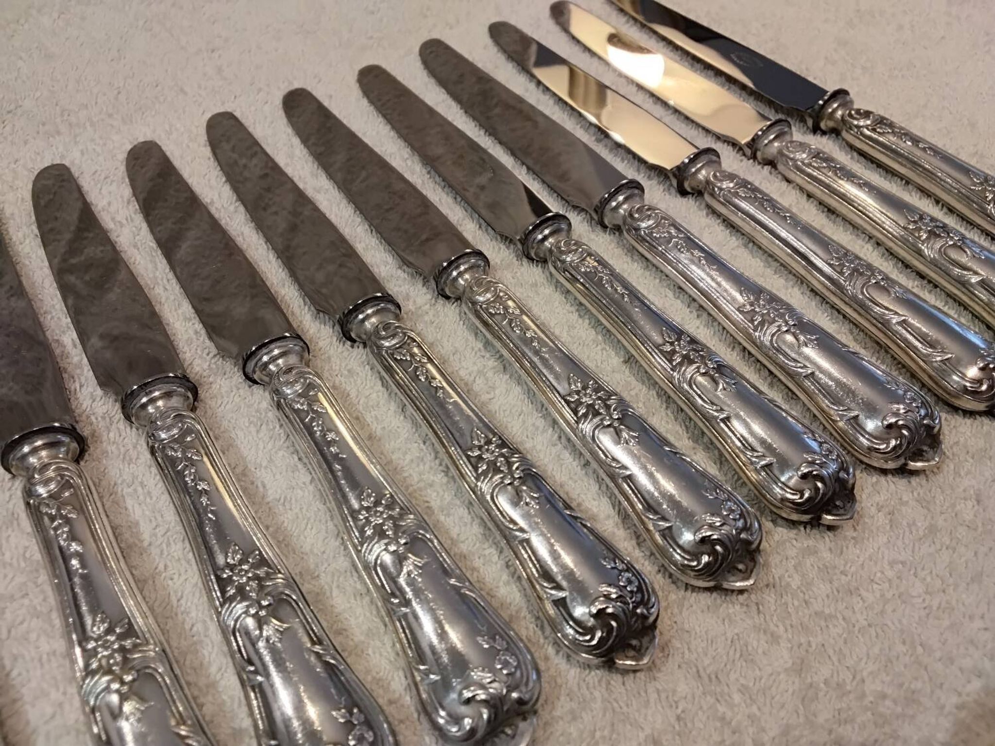 12 silver-plated dessert knives by Boulenger, Louis XV style, half-rich.
