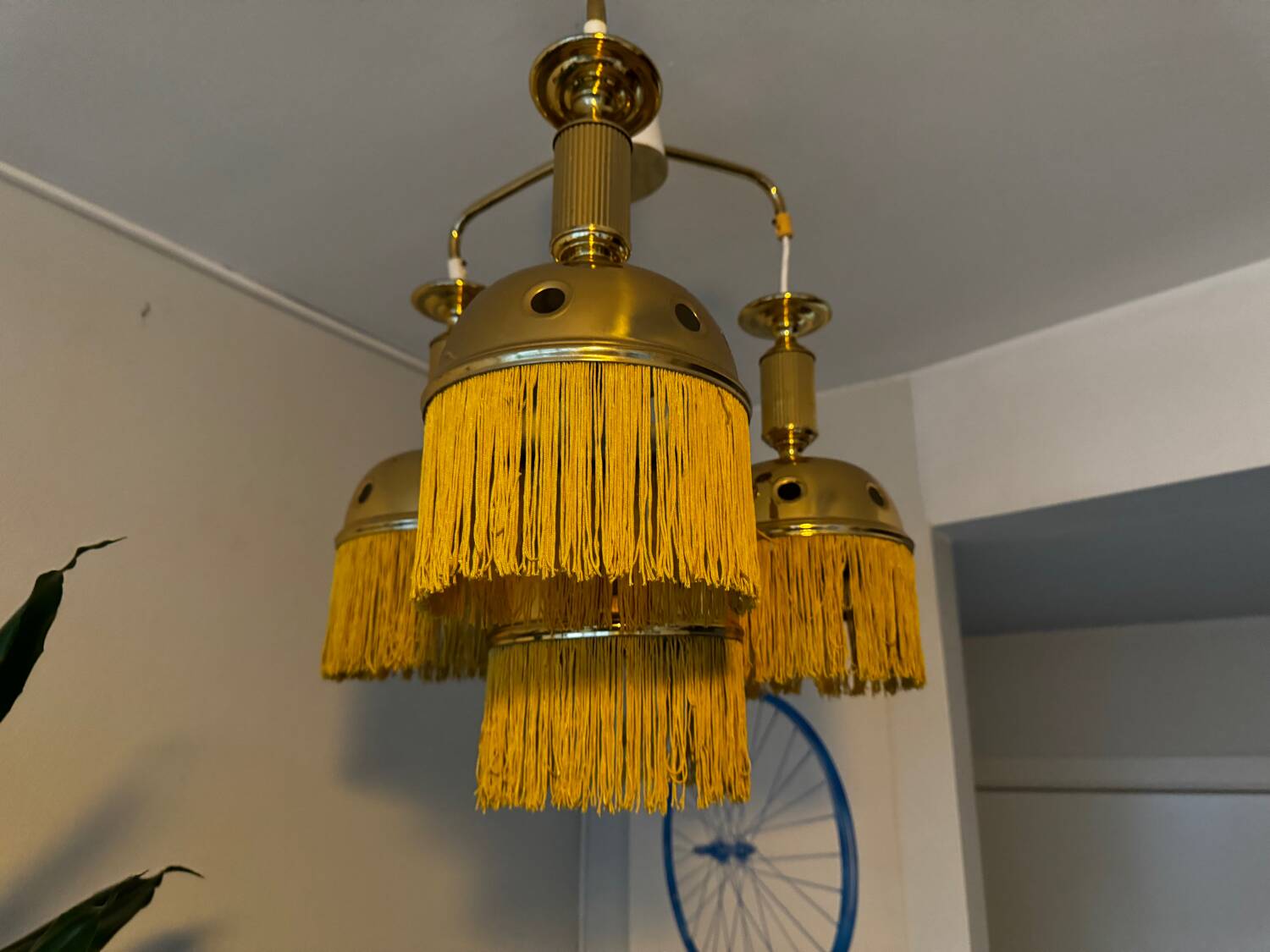 Lustre 3 feux en laiton doré par Sölken, années 1970