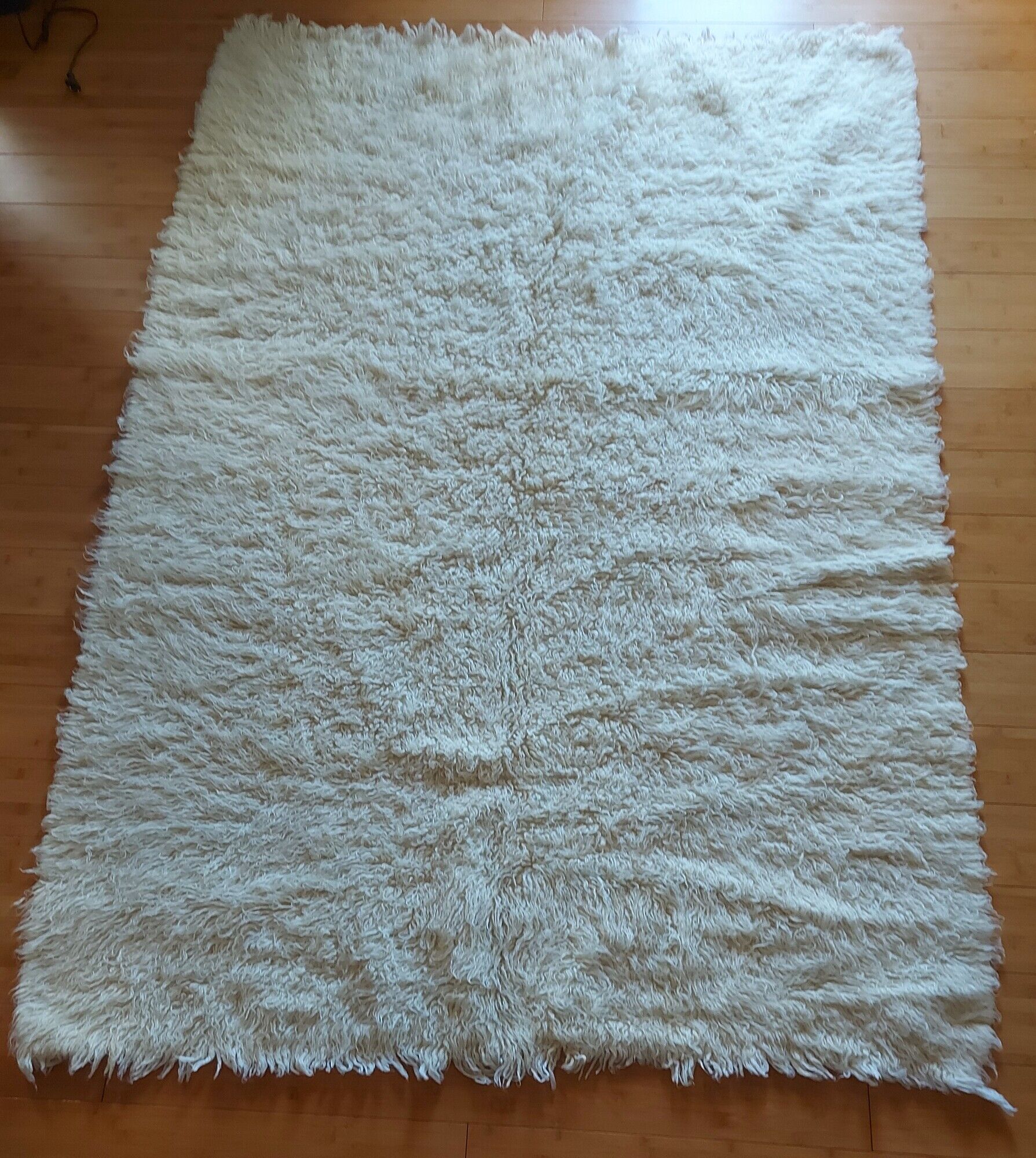 LARGE WHITE CARPET WITH LONG HAIR - PURE WOOL - 156 X 220 CM - VINTAGE