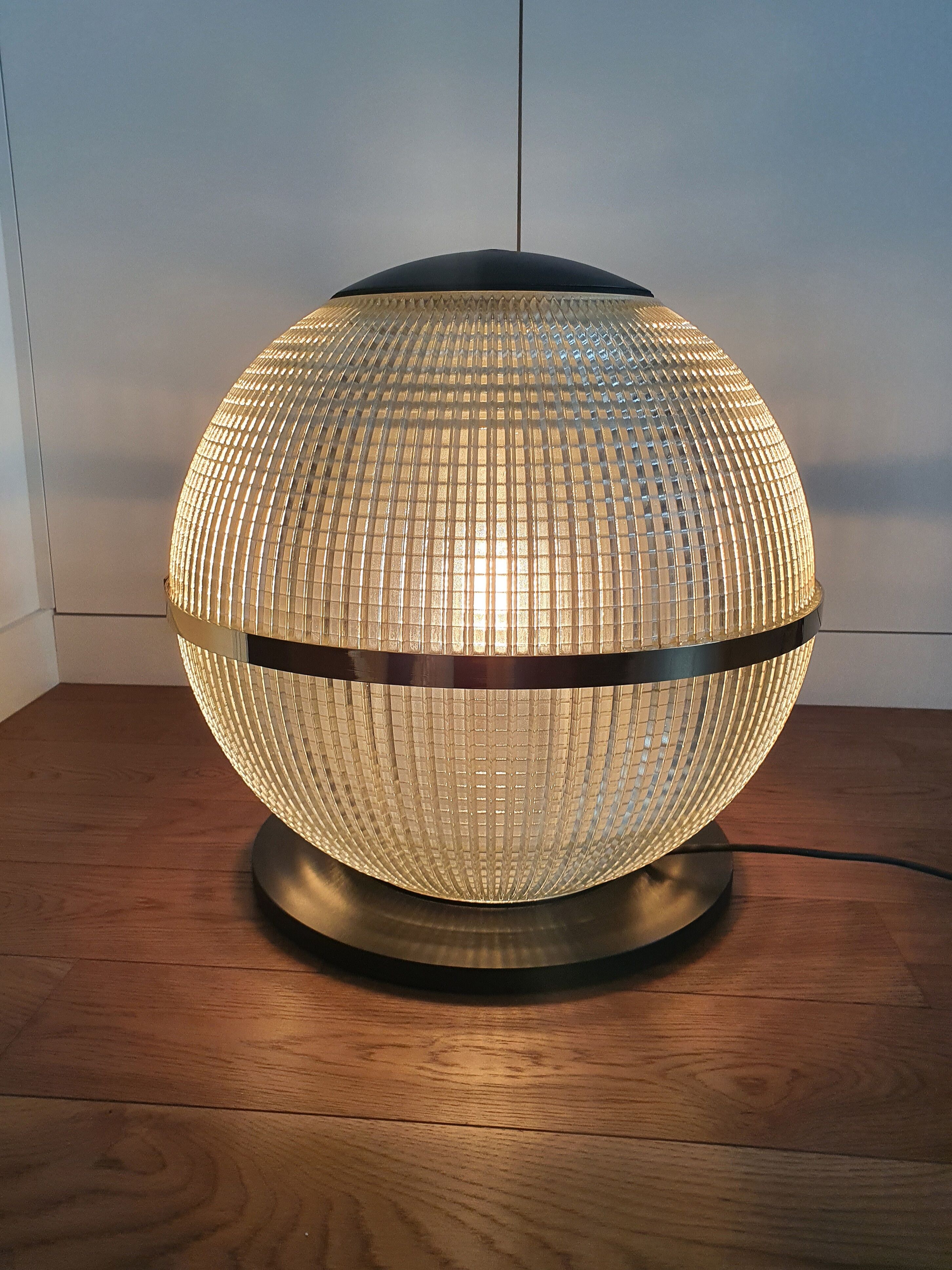 Globe Holophane en laiton sur socle