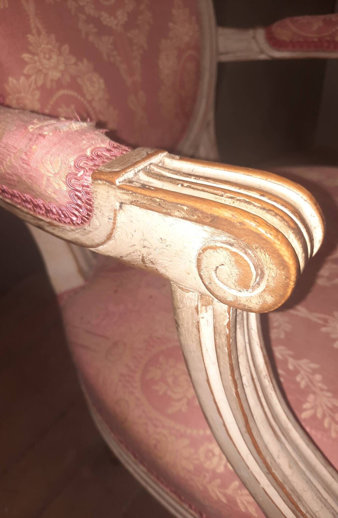 Paire de  fauteuil medaillon de style Louis XVI