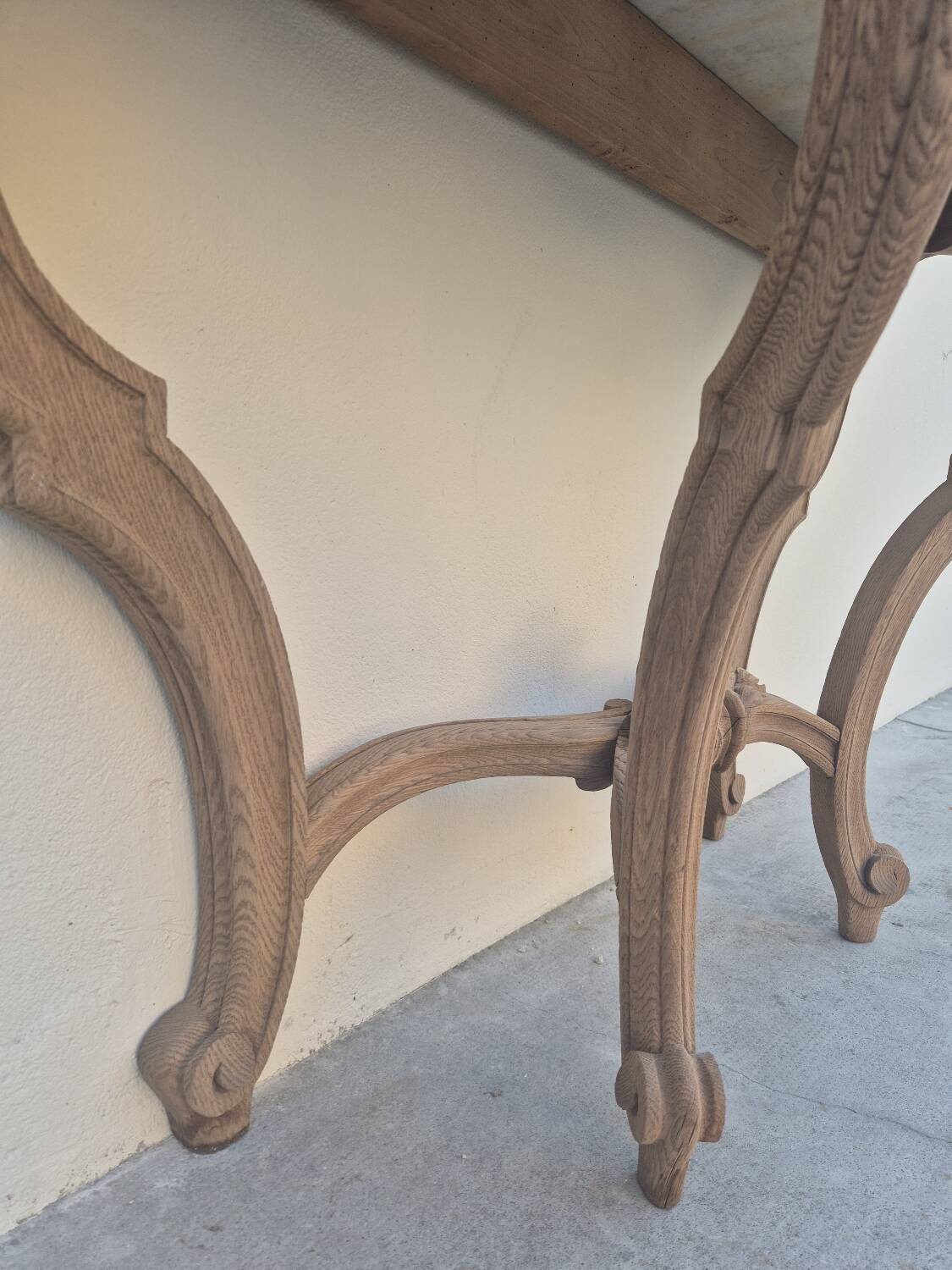 Louis XV curved console in solid oak, 18th century, decorated