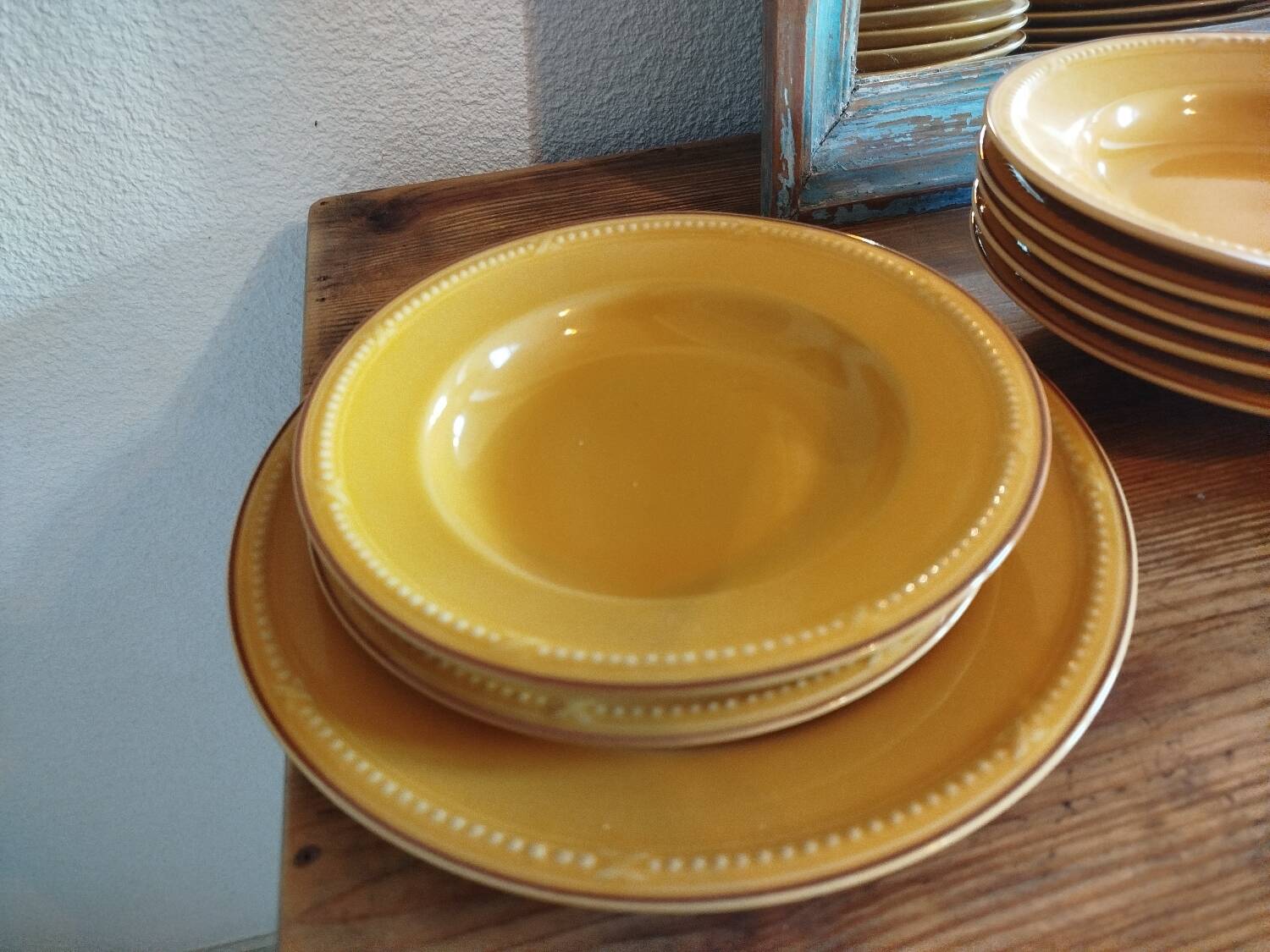 Vintage yellow service