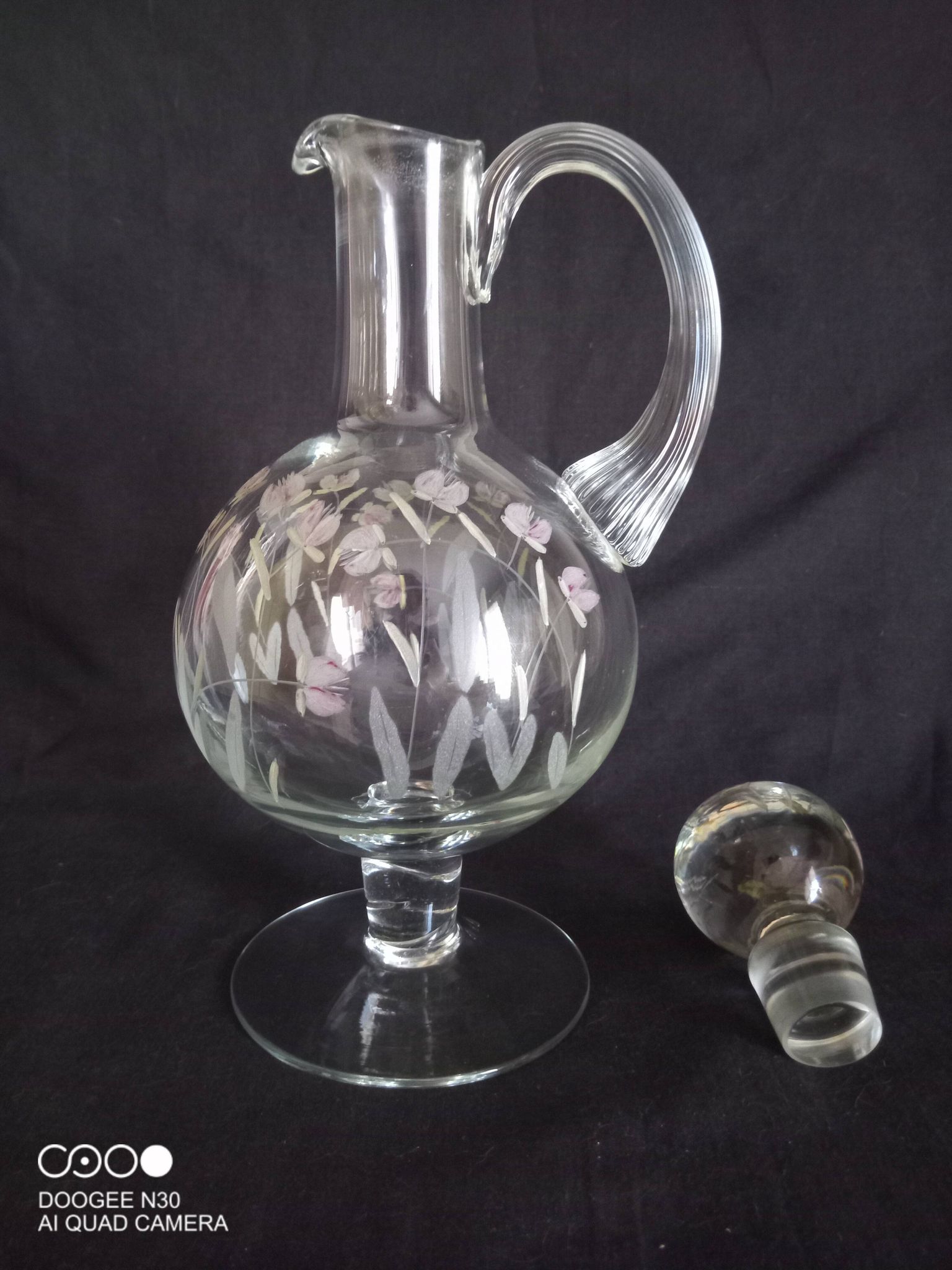 Carafe à vin sur pied, en verre taillé et émaillé