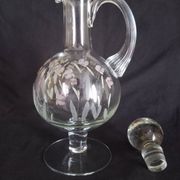 Carafe à vin sur pied, en verre taillé et émaillé