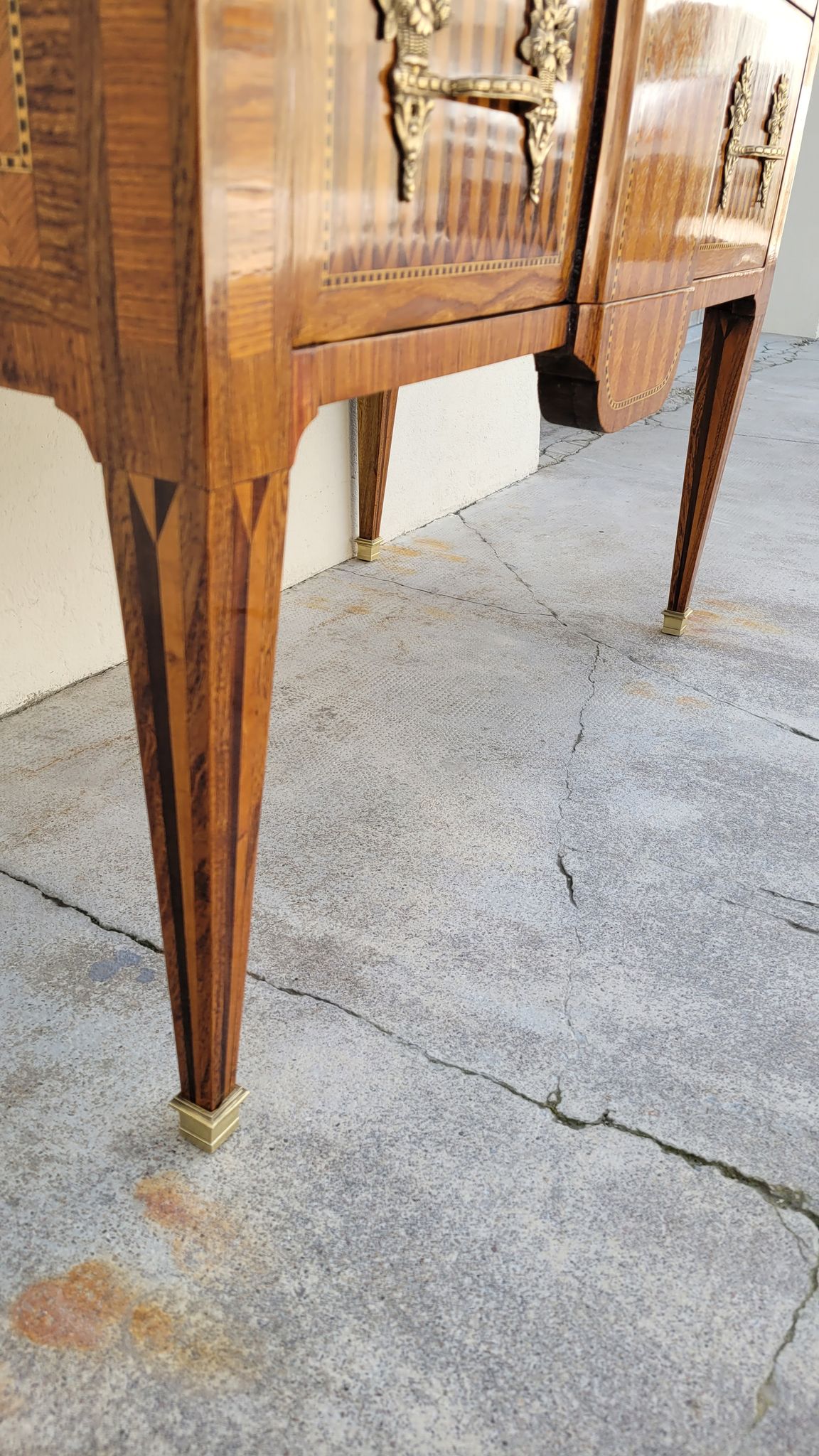 Commode sauteuse Louis XVI en marqueterie 19ème