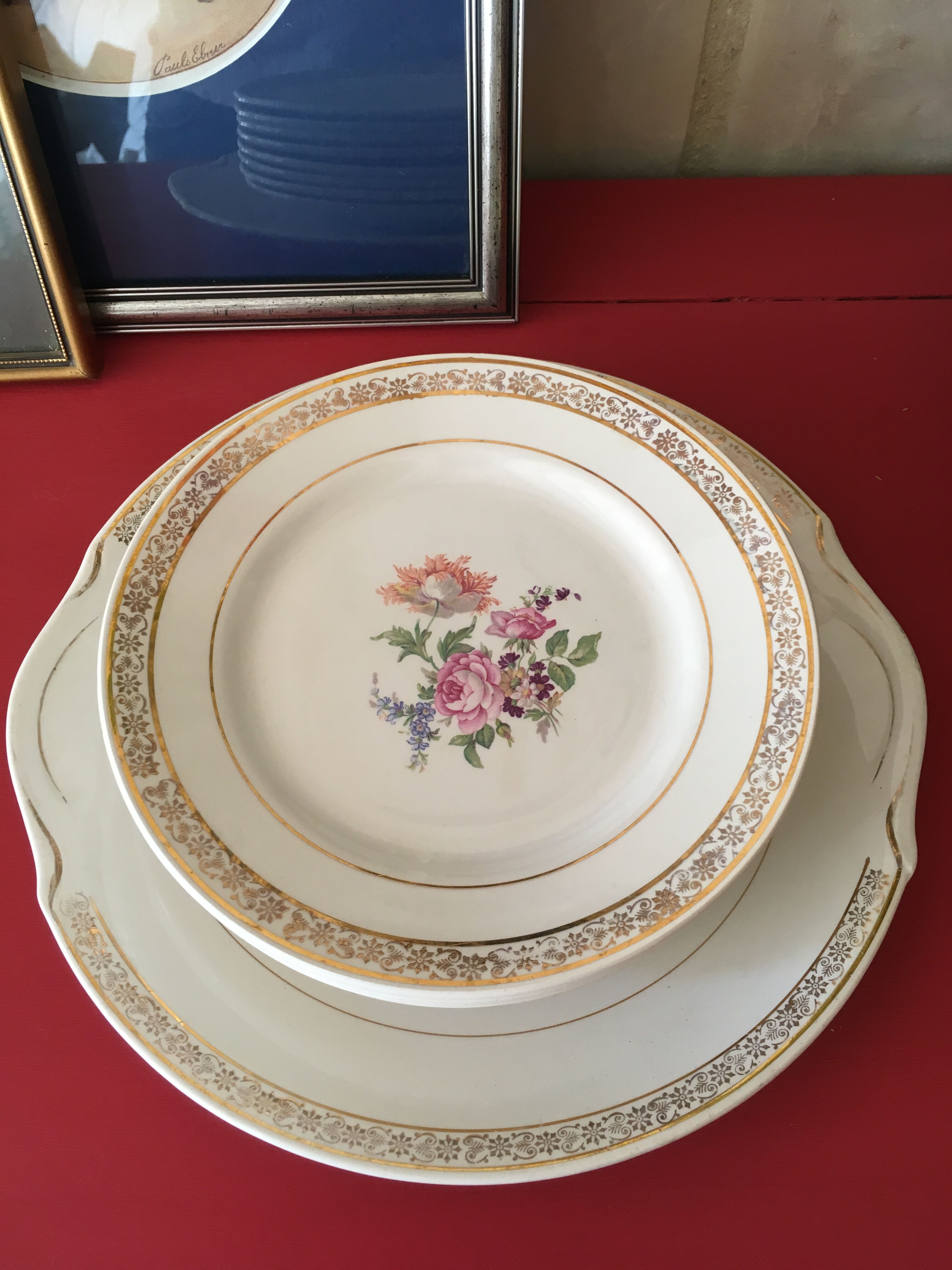 Dessert dish and its 8 plates