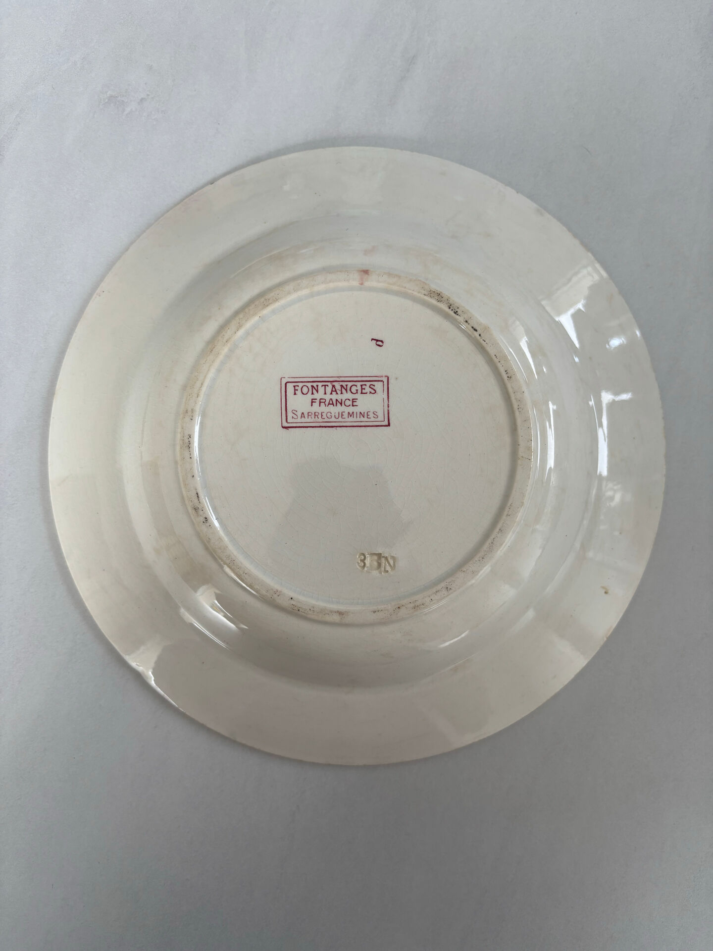 Assiette creuse terre de fer décor floral modèle Fontanges de Sarregue
