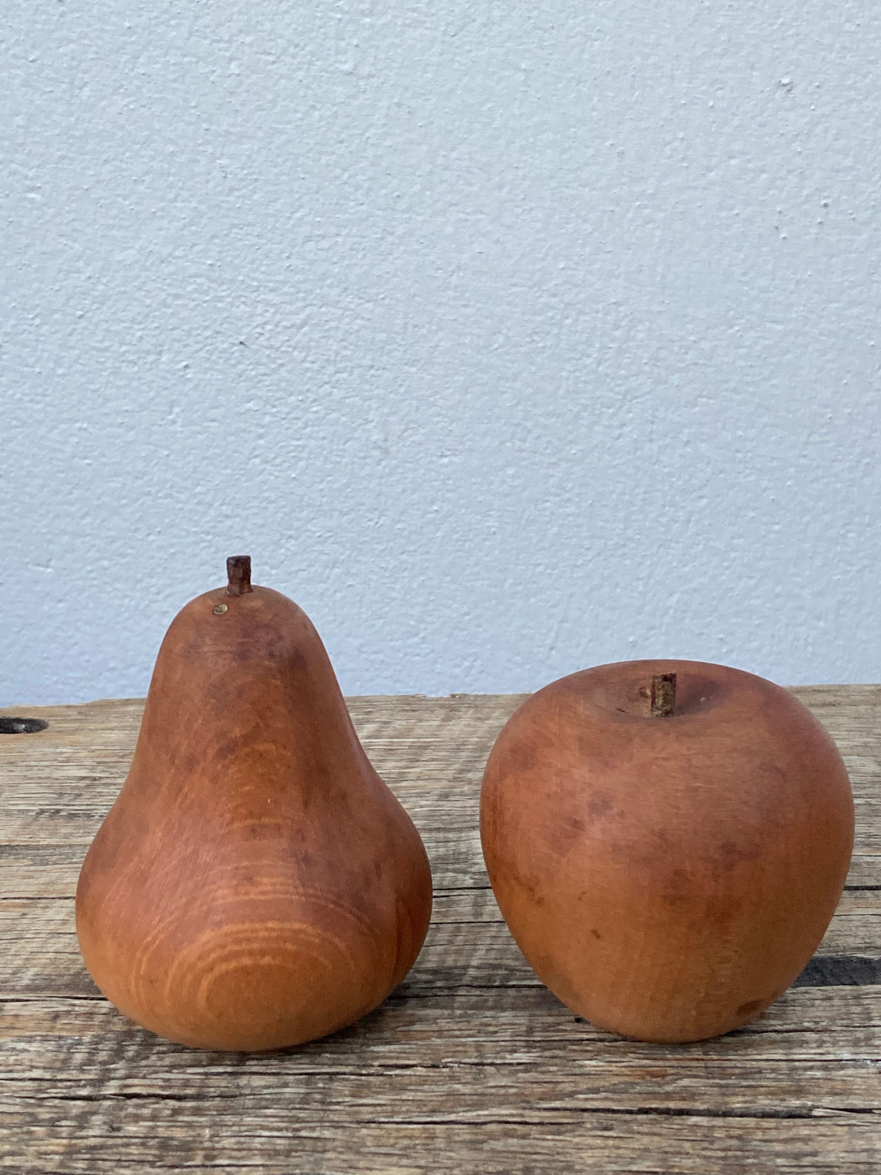 Duo of salt shaker and pepper in vintage wood from the 90s: apple and pear