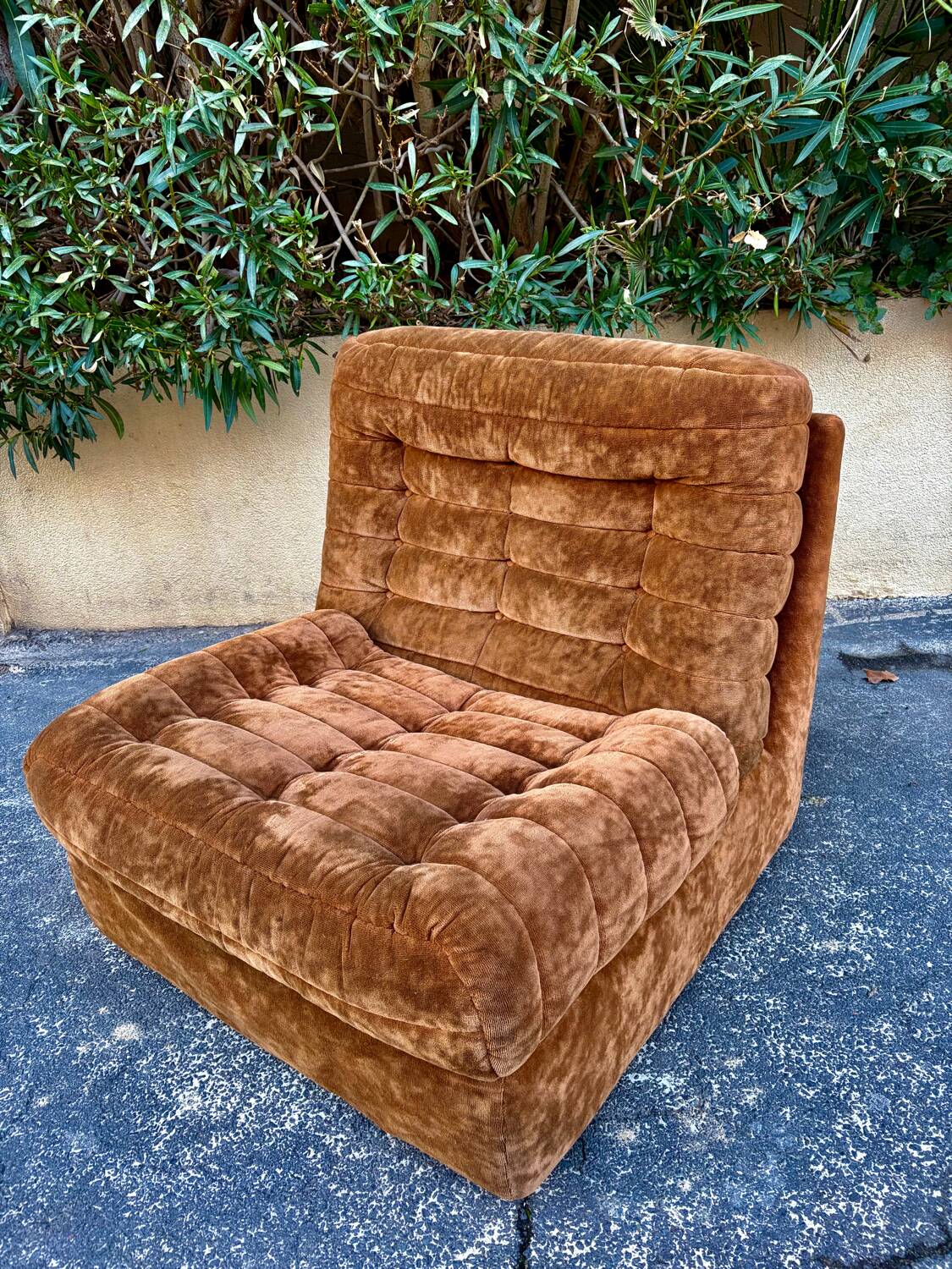 Brown velvet armchair/ottoman vintage from the 70s/80s.