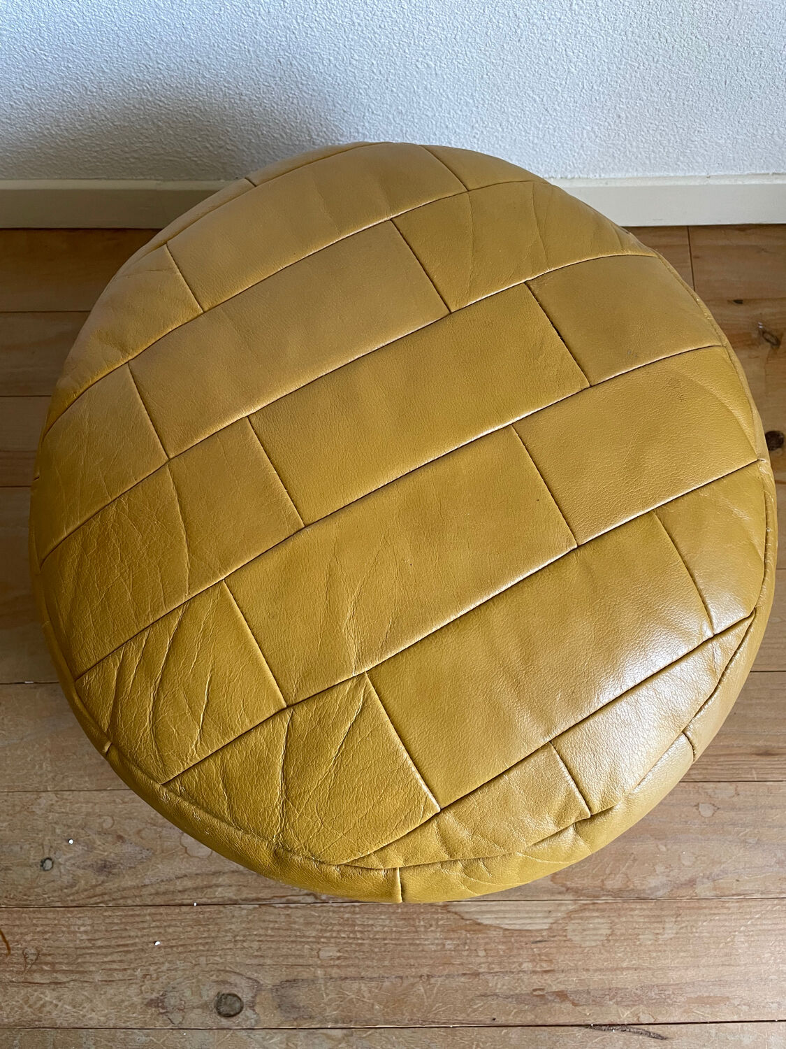 2 poufs moutarde patchwork en cuir de Sède