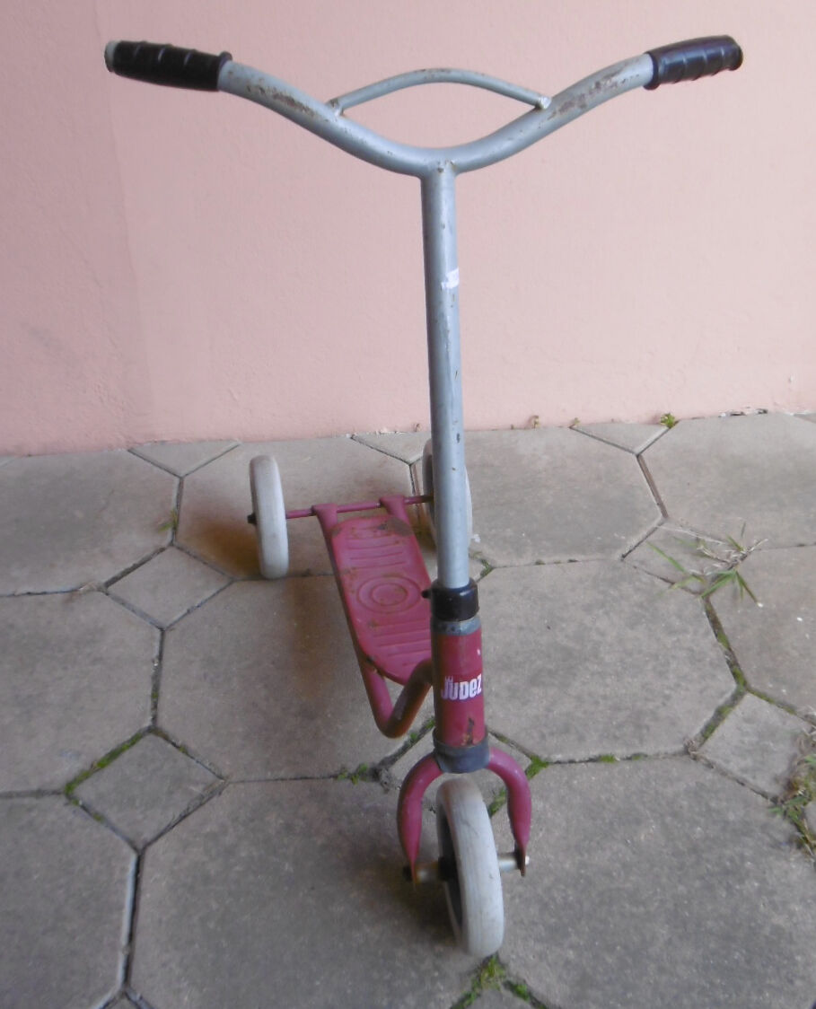 Trottinette vintage en metal rouge marque Judez