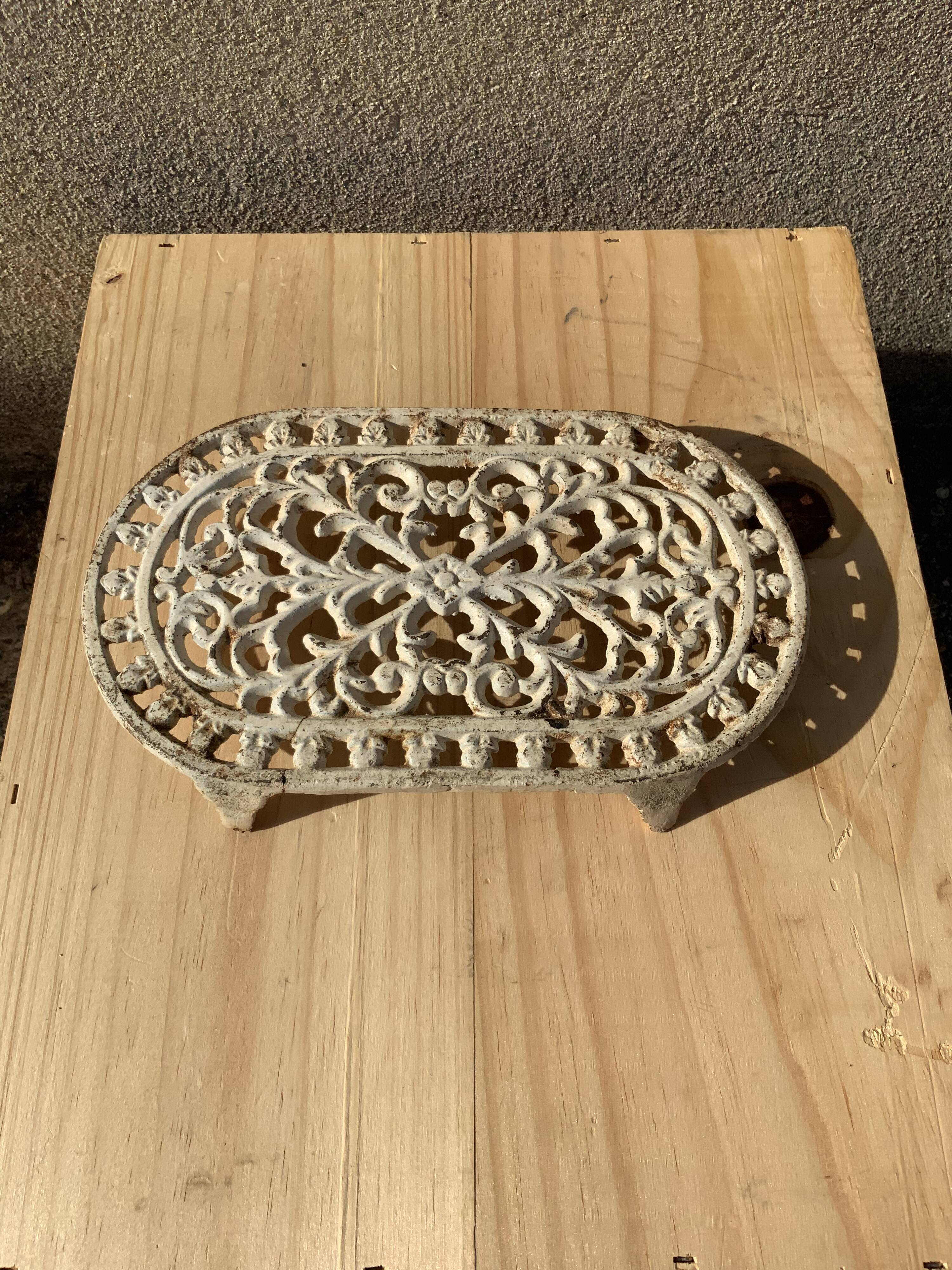 Old oval enamelled cast iron trifle soap holder