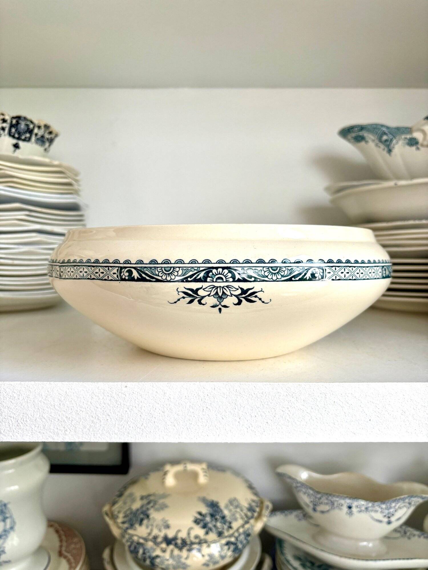 Longchamp salad bowl in iron earth, “Lily” service