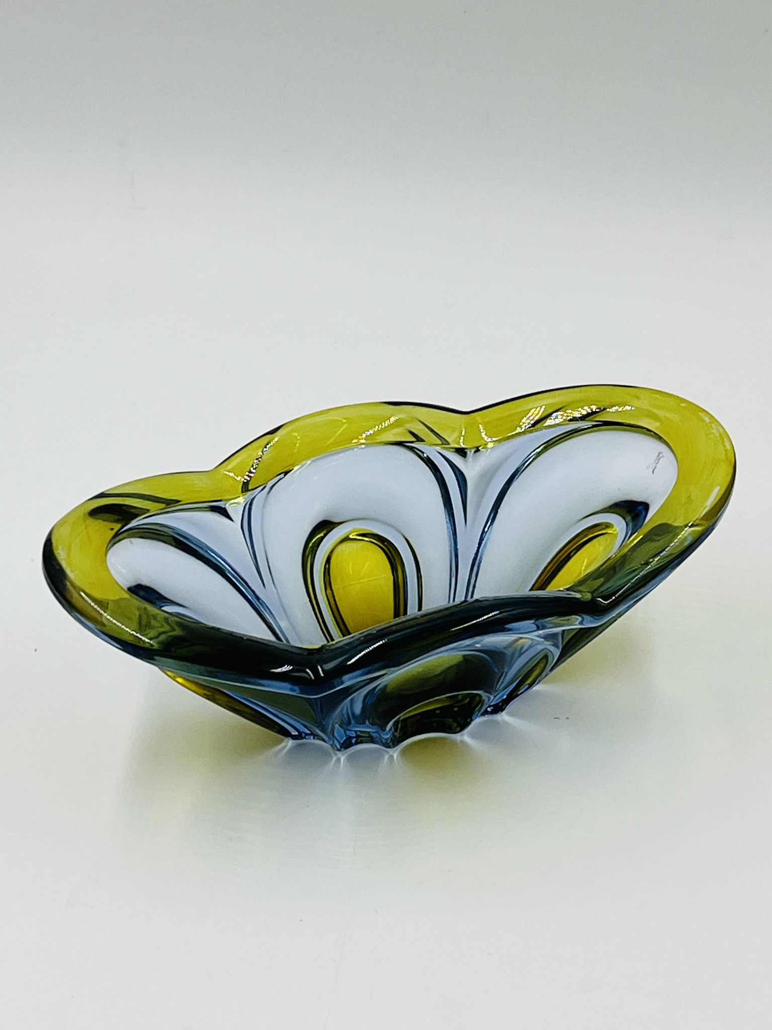 Coupe design en verre de Bohême Chribska